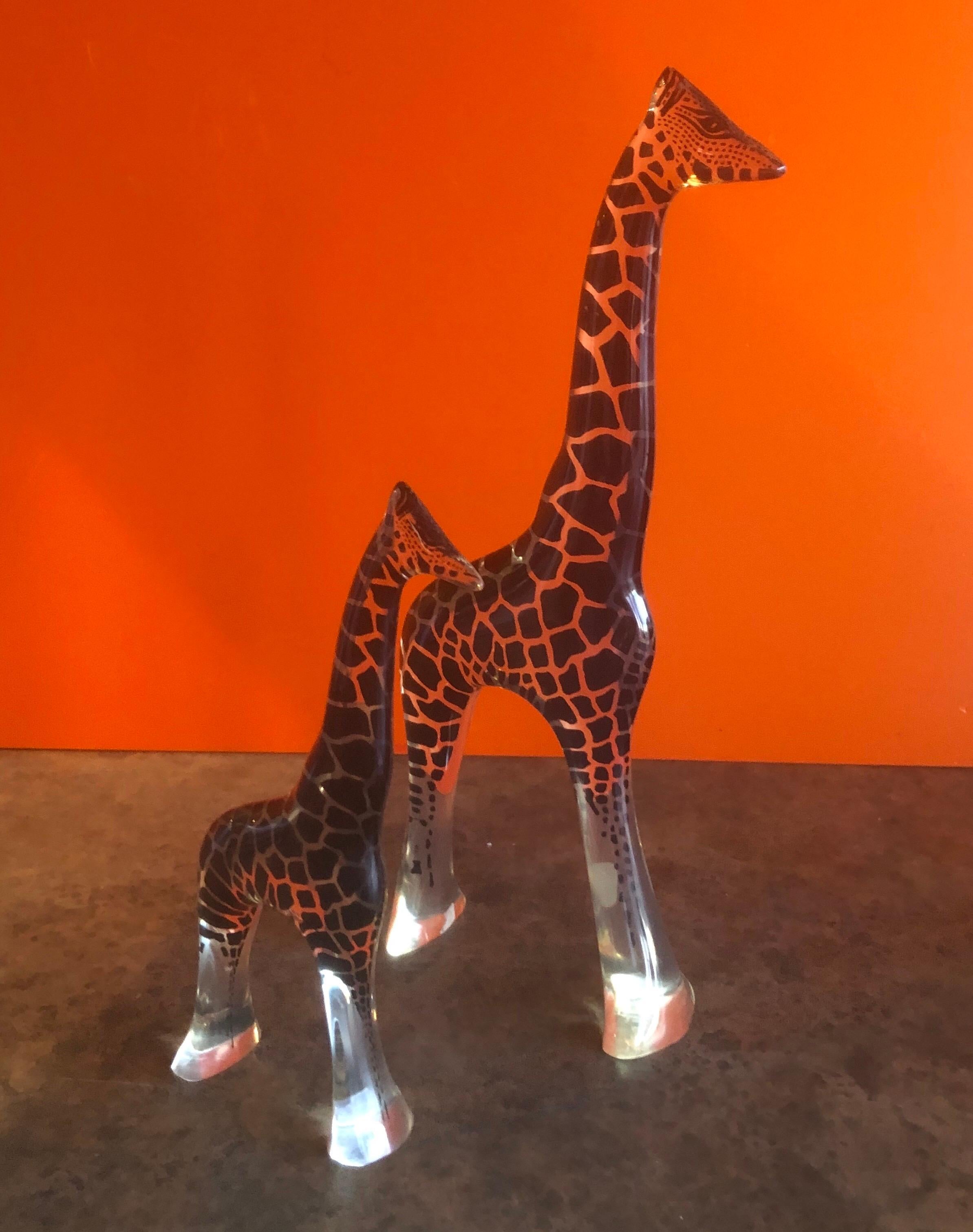 Mid-Century moderno Coppia di sculture di giraffa in lucite del Medioevo di Abraham Palatnik in vendita