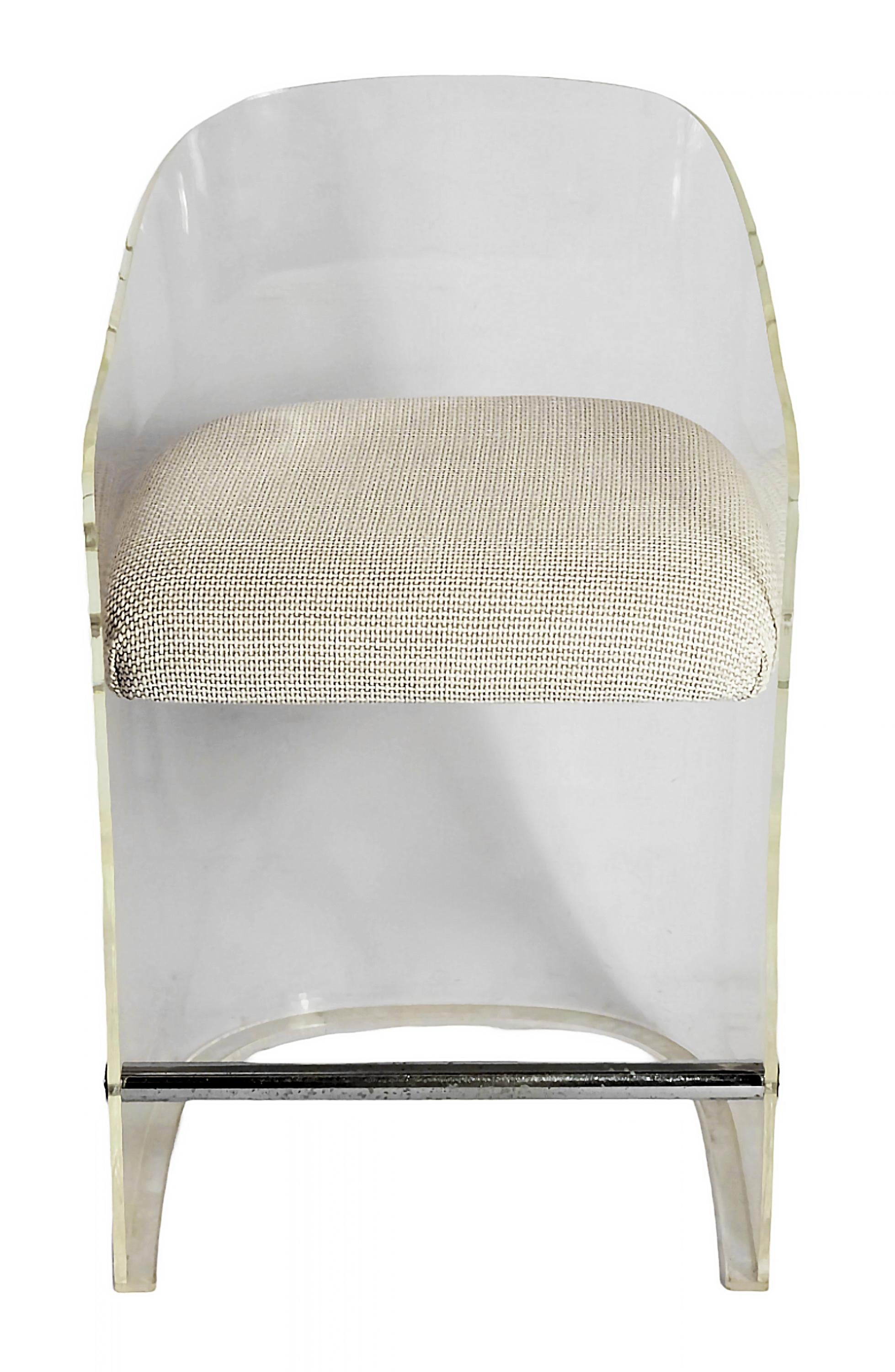 L'ensemble de 2 pcs. Tabourets de bar Lotus de Vladimir Kagan des années 1970.
La structure est en verre lucite/plexi, l'assise est recouverte de textile gris clair et le repose-pieds est en métal.
Très bon état vintage.

