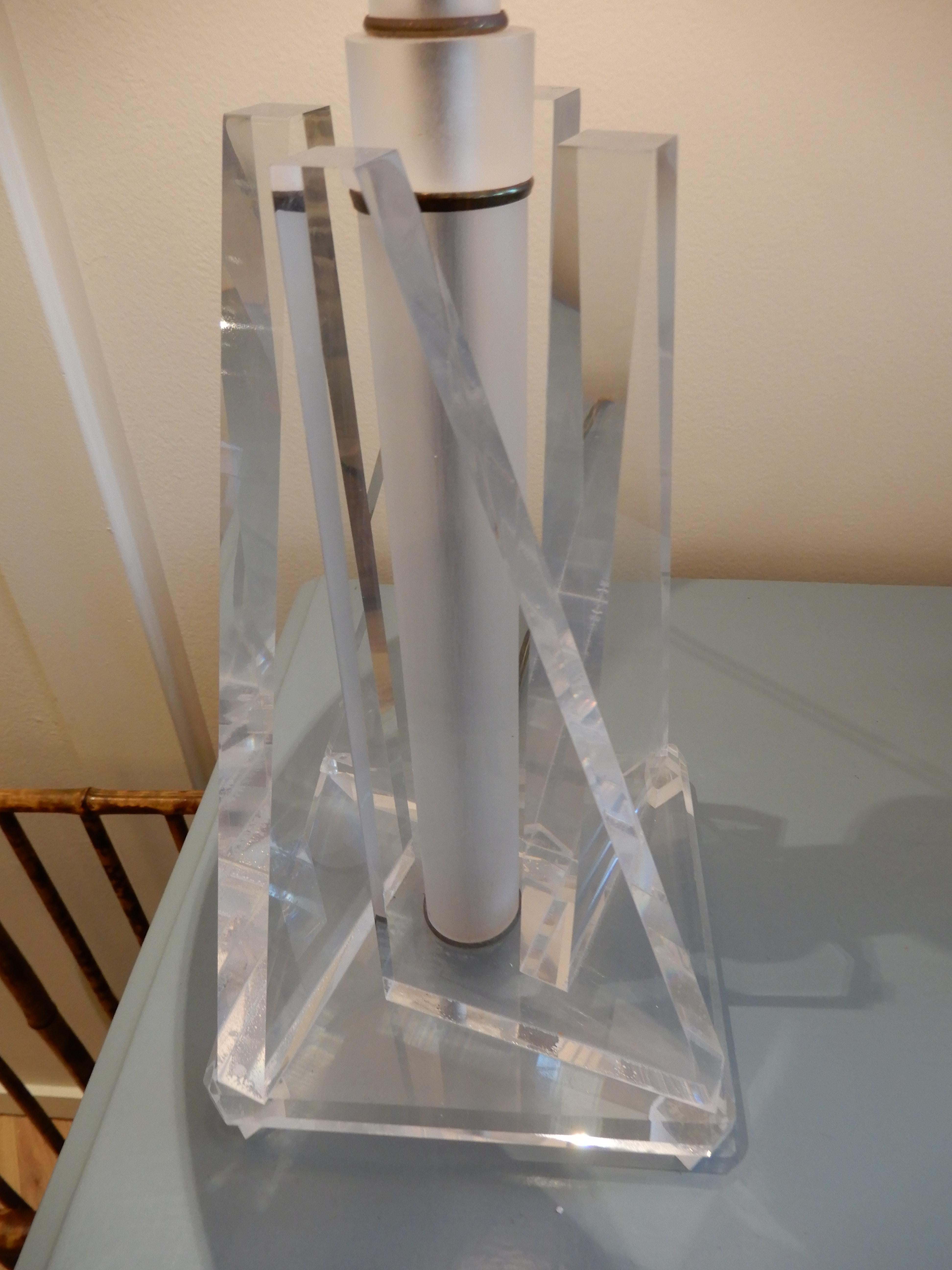 Paire de lampes de table en Lucite à découpe géométrique, datant du milieu du siècle dernier. Les lampes mesurent 17 pouces à la douille et 25 pouces de la base au sommet de l'abat-jour. La tige centrale est également construite en Lucite opaque