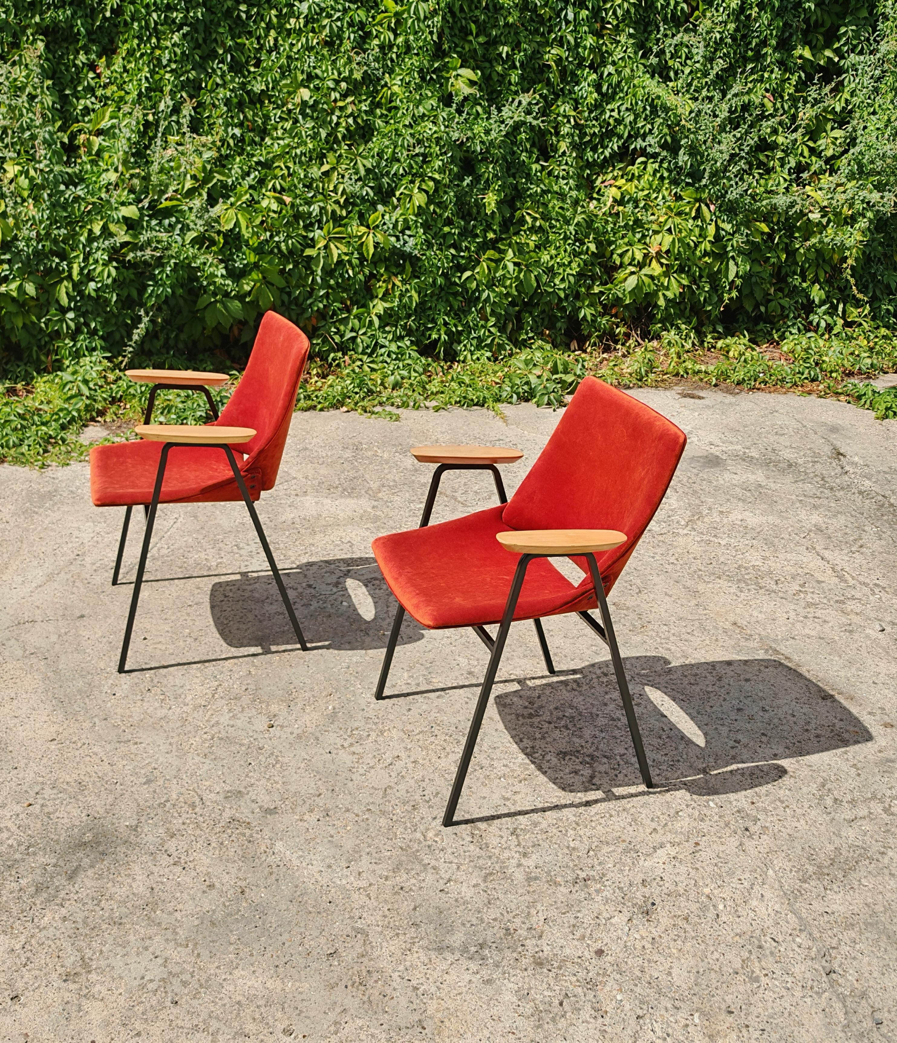 In questo annuncio troverai una coppia di poltrone iconiche del Mid Century Modern 
