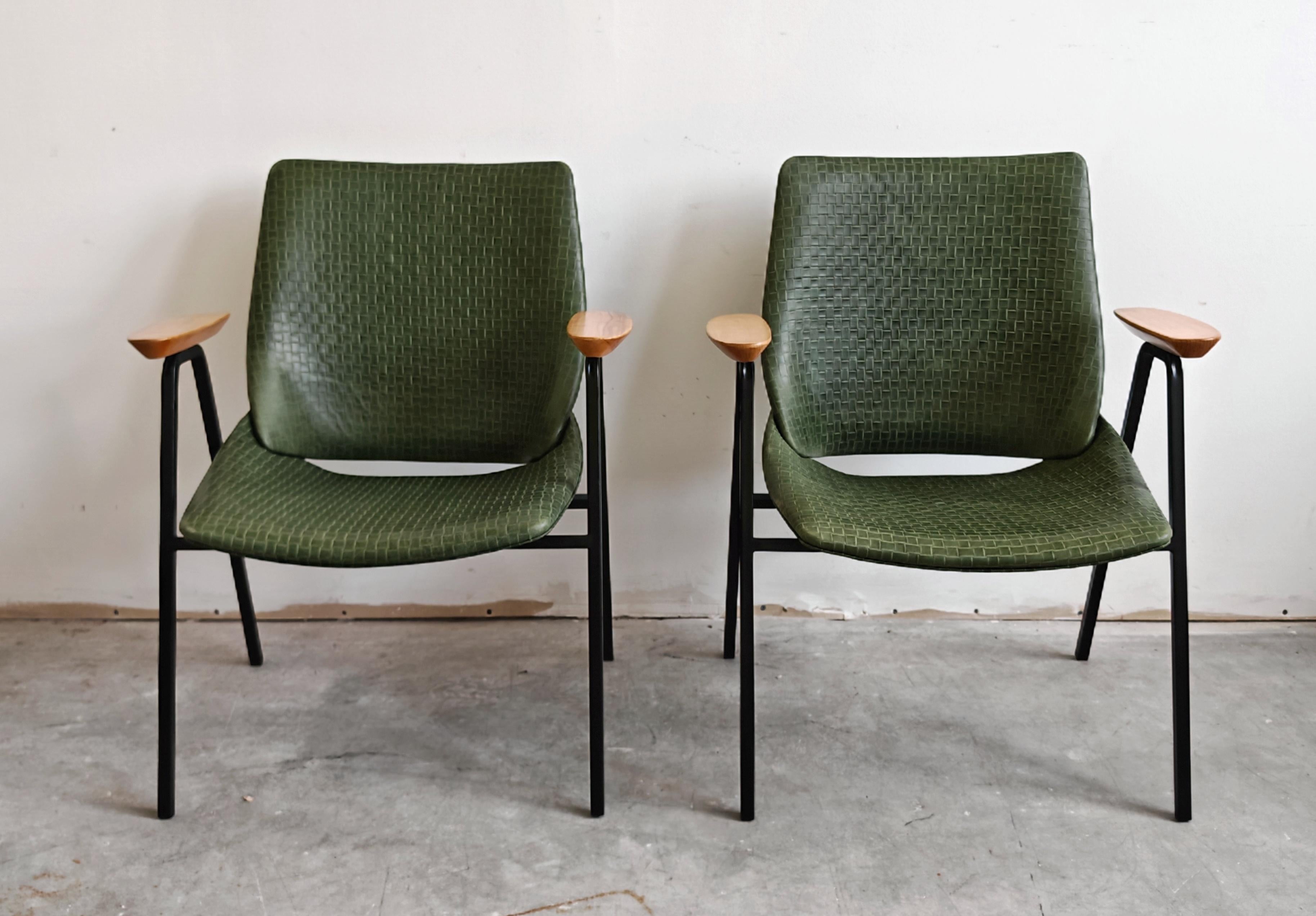 Dans cette annonce, vous trouverez une paire de fauteuils emblématiques de la modernité du milieu du siècle 