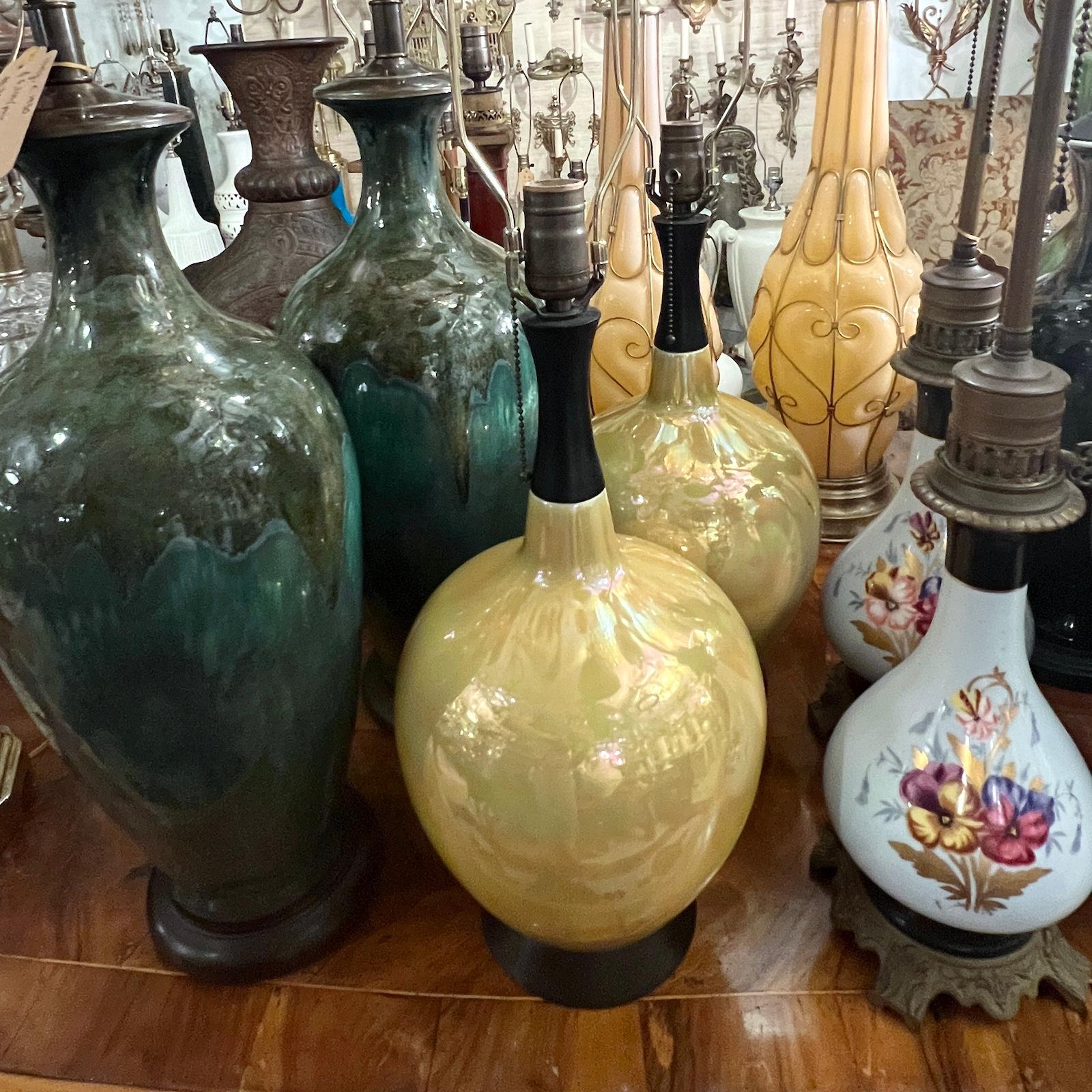 italien Paire de lampes de table lustrées du milieu du siècle dernier en vente