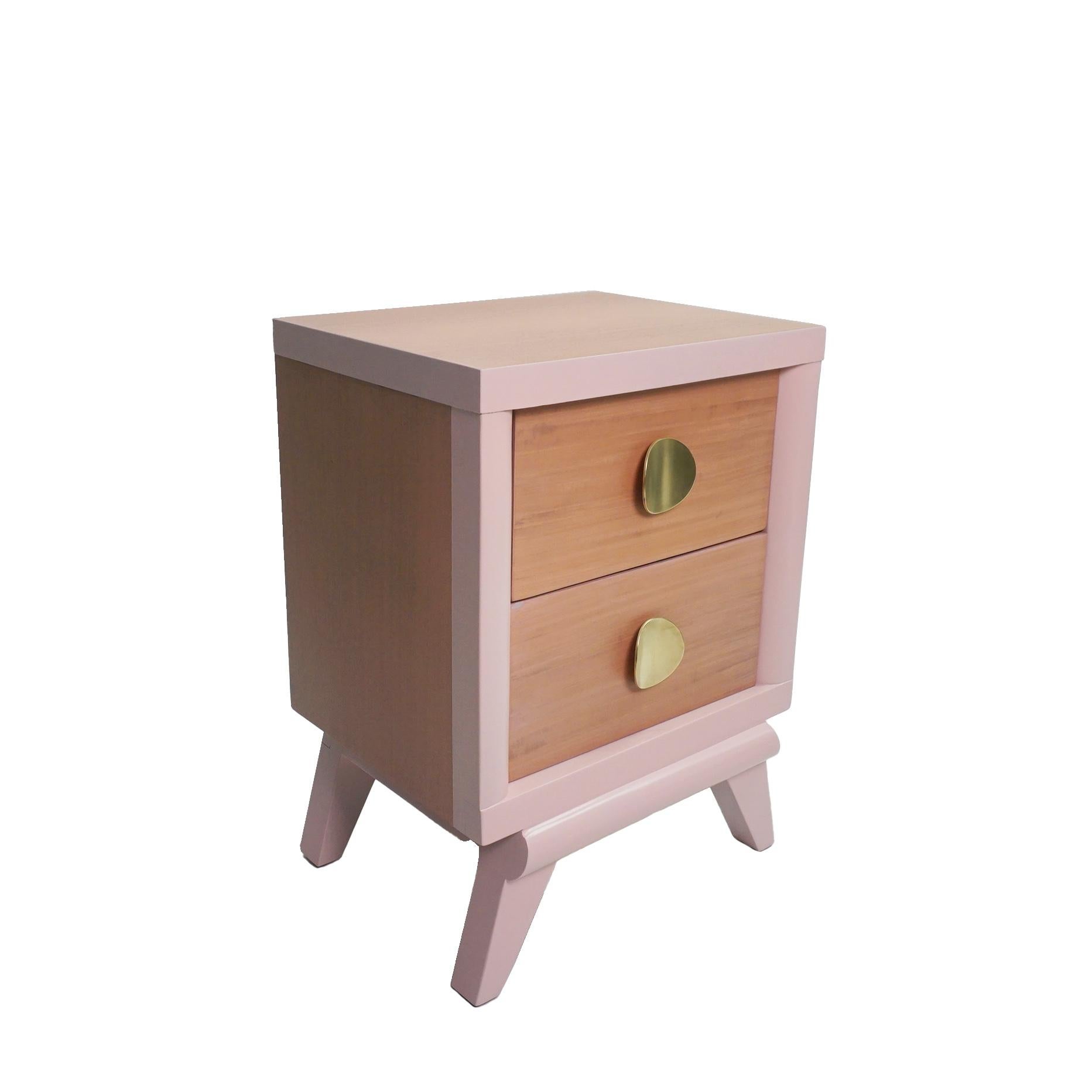 Offering a pair of expertly restored 1950’s American 2-drawer end tables. This petite and charming pair have been crafted from mahogany, with its painted frame and drawer face stained in dusty blush pink to boast a lovely wood grain. All drawers