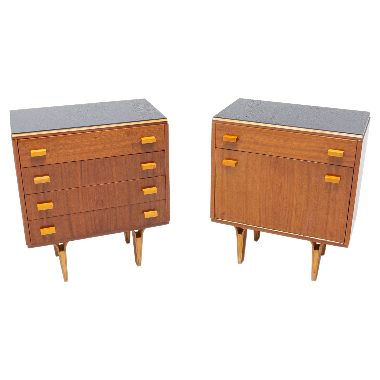 Paire de tables de nuit en acajou du milieu du siècle:: commode:: Frantisek Mezulanik