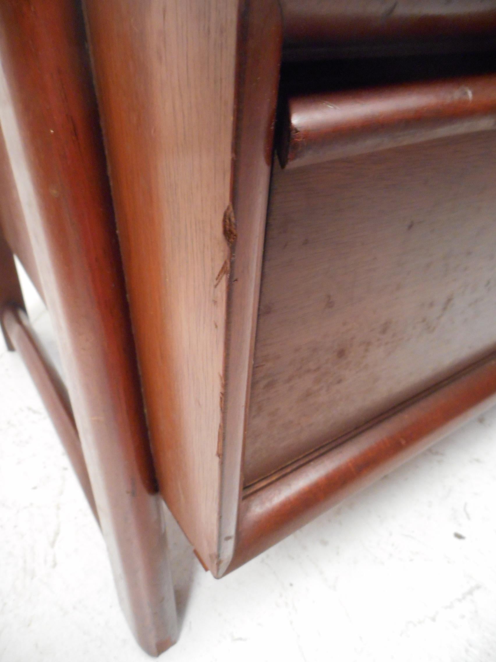 Pair of Midcentury Mahogany Nightstands 5