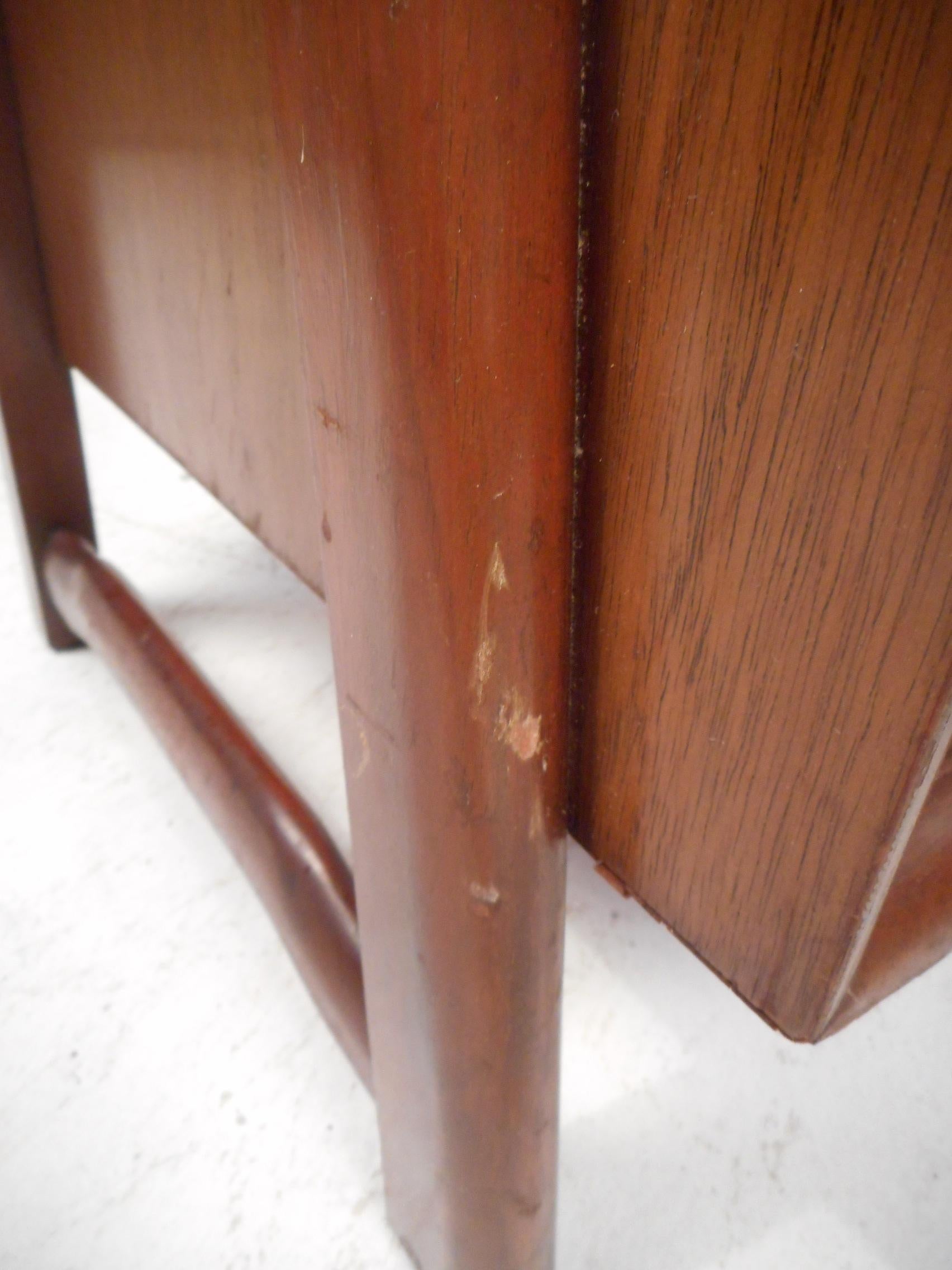 Pair of Midcentury Mahogany Nightstands 6