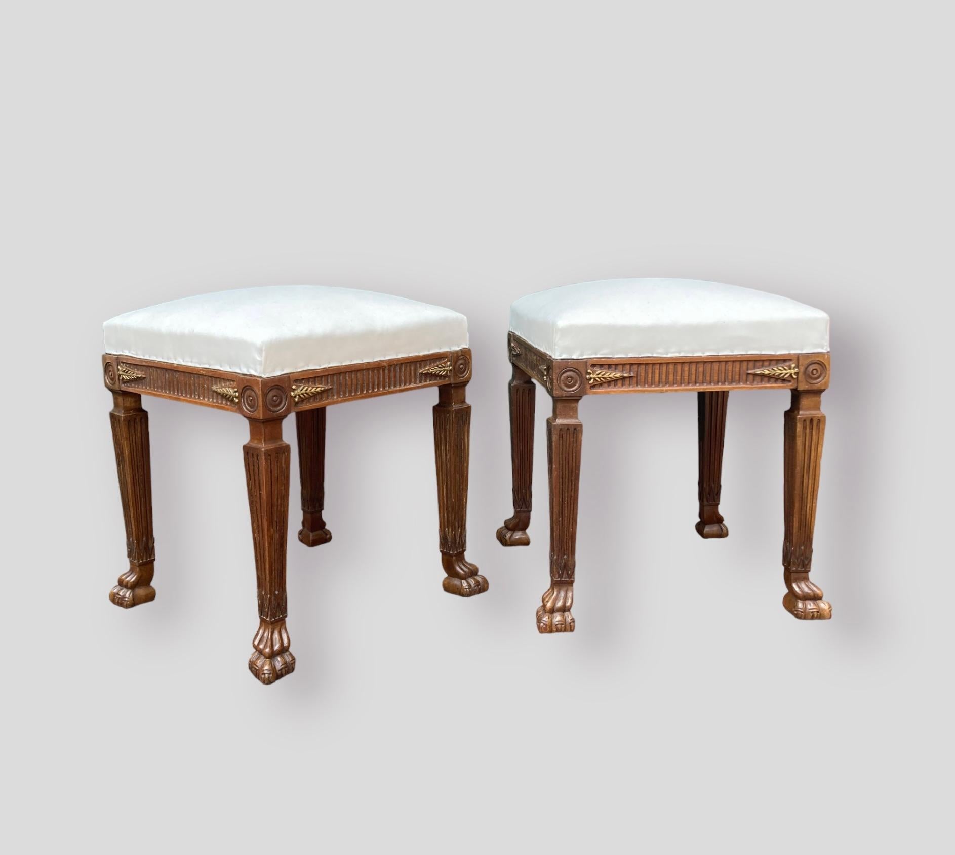 Paire de tabourets en acajou du milieu du siècle dernier en vente 1
