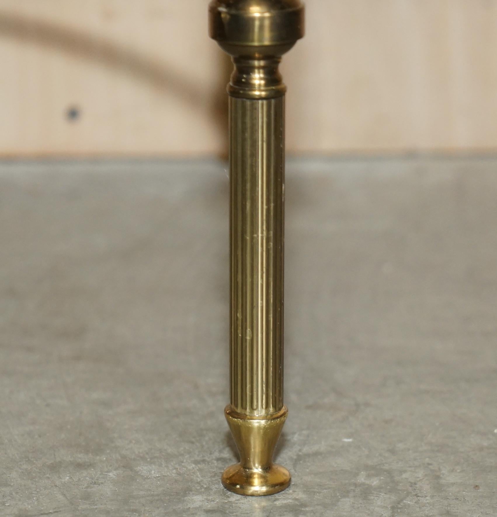 Ein Paar Beistelltische aus Messing und Glas aus den 1950er Jahren von Maison Jansen im Angebot 4