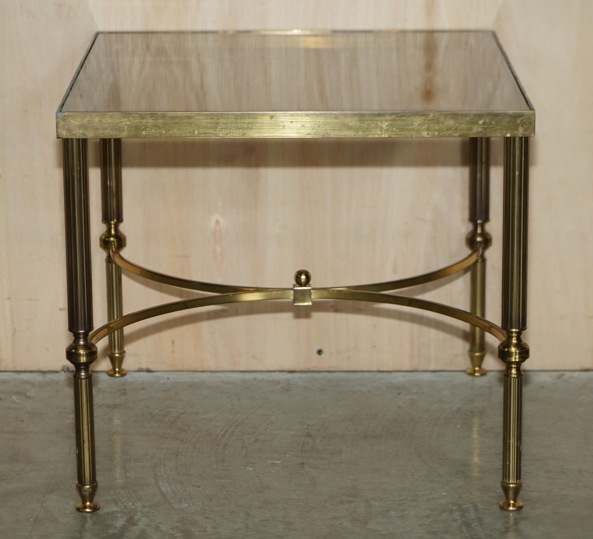 Ein Paar Beistelltische aus Messing und Glas aus den 1950er Jahren von Maison Jansen im Angebot 8