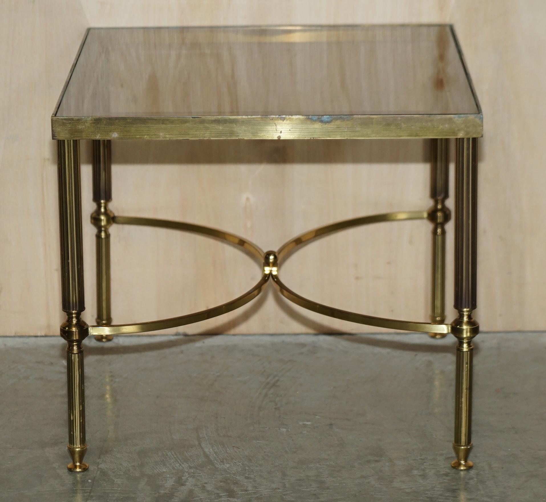 Ein Paar Beistelltische aus Messing und Glas aus den 1950er Jahren von Maison Jansen im Angebot 10