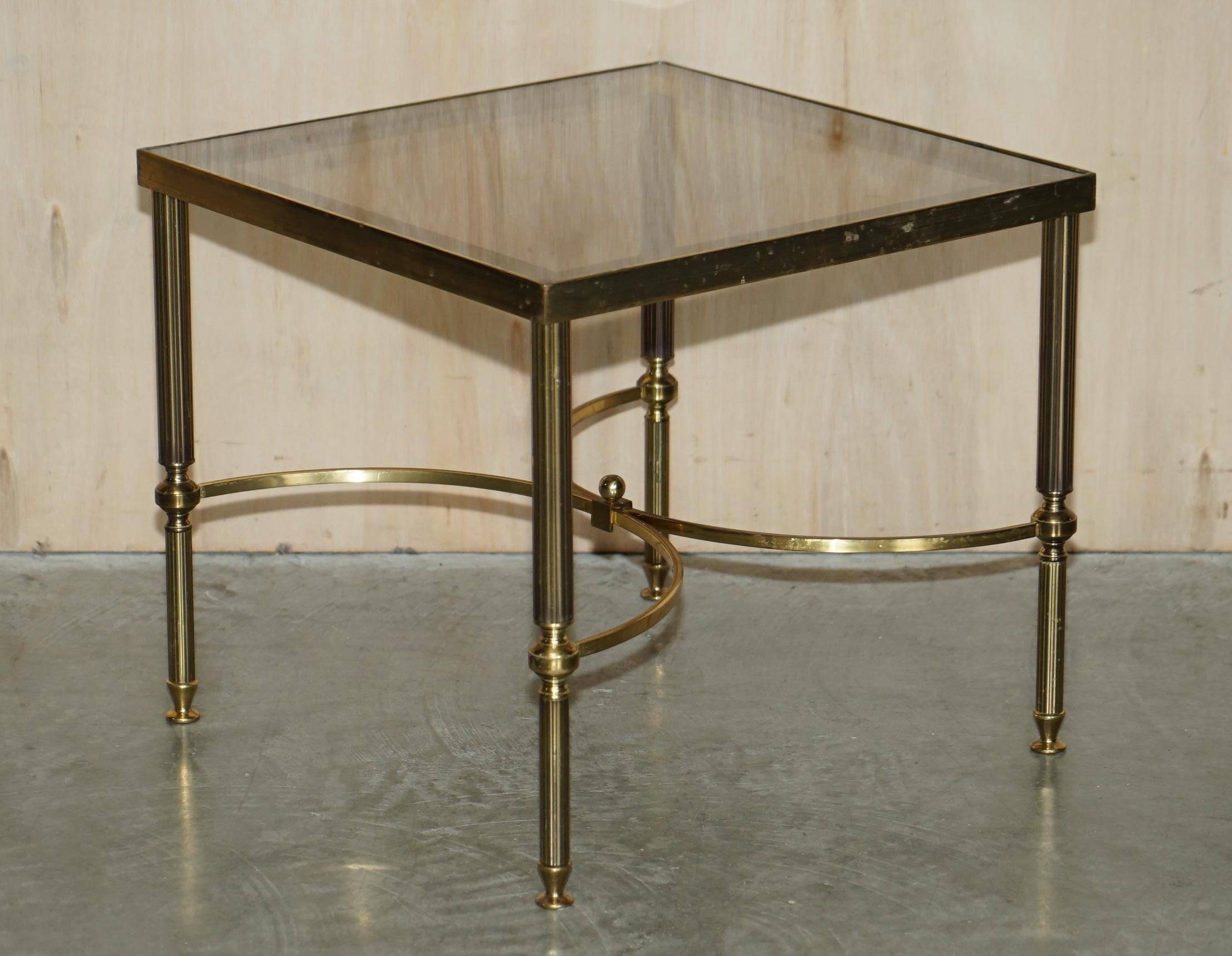 Ein Paar Beistelltische aus Messing und Glas aus den 1950er Jahren von Maison Jansen im Angebot 11