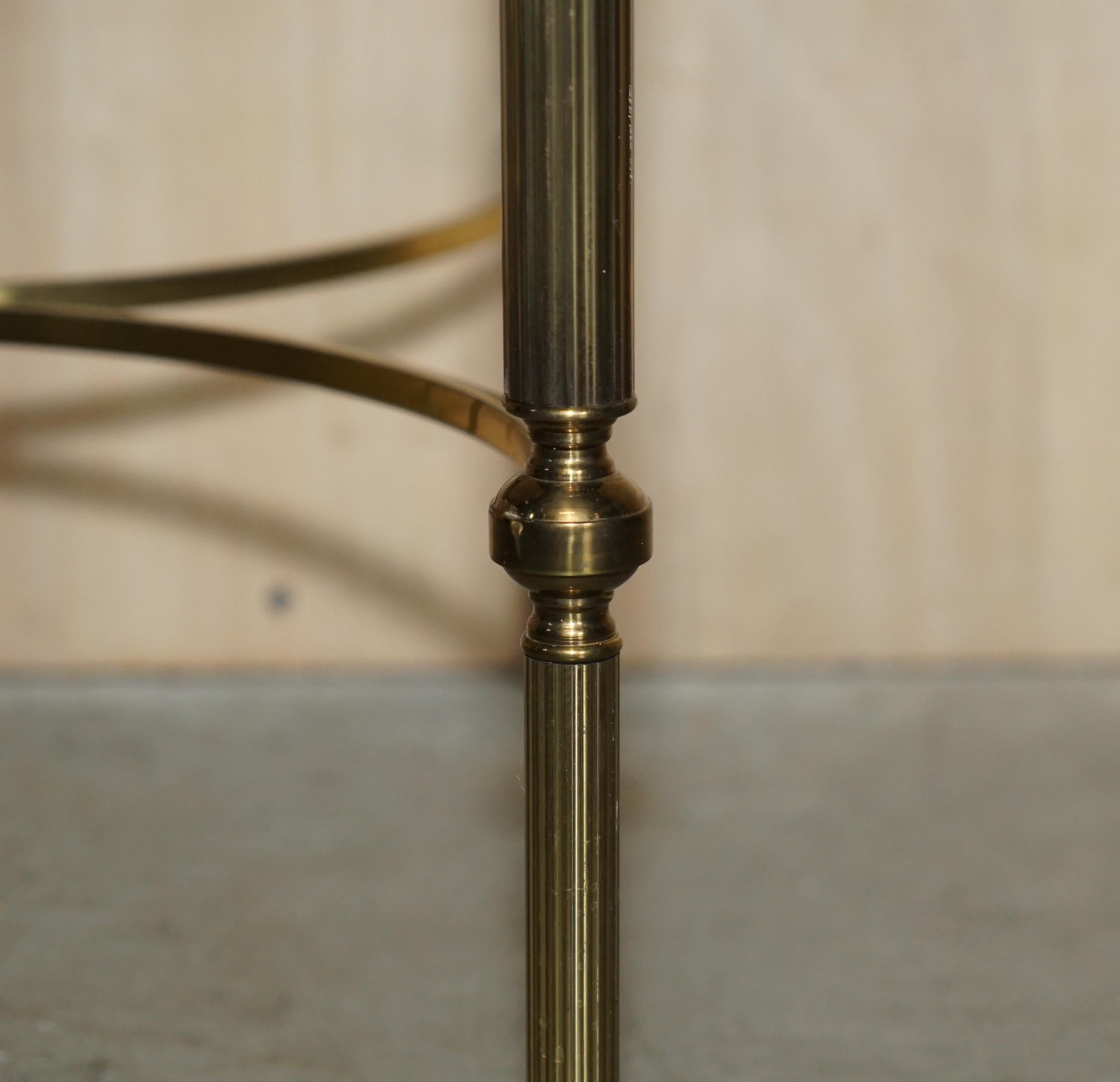 Ein Paar Beistelltische aus Messing und Glas aus den 1950er Jahren von Maison Jansen im Angebot 3