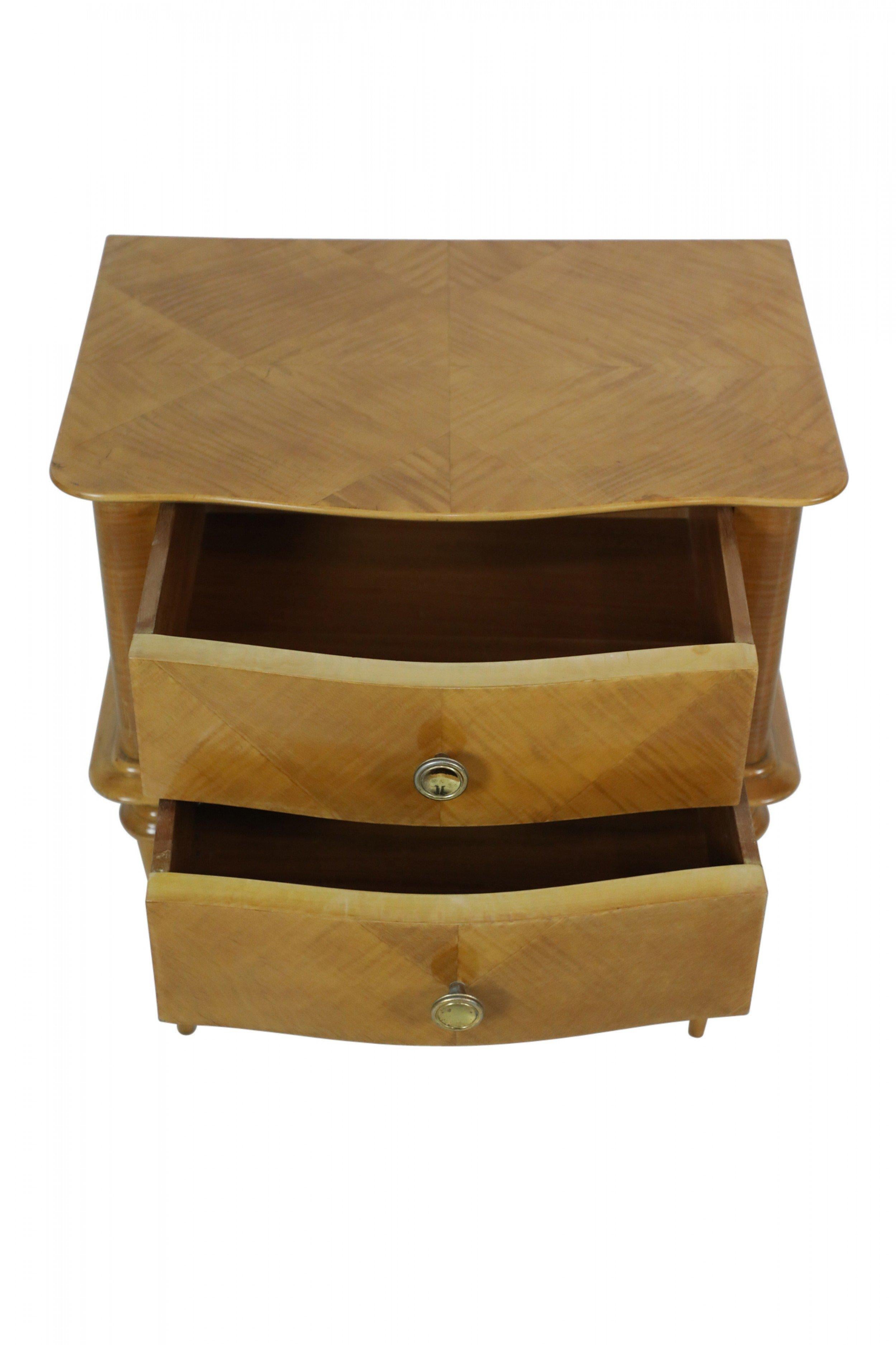 Paire de commodes à deux tiroirs en érable du milieu du siècle dernier en vente 3