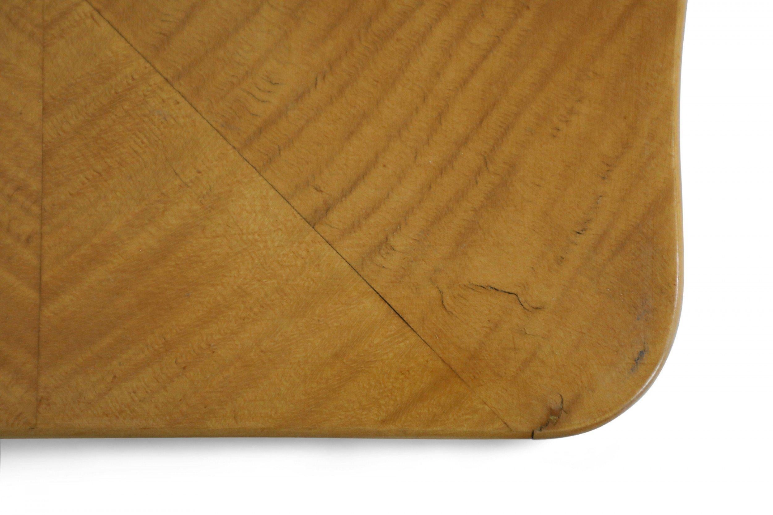Zwei französische Nachttischkommoden mit zwei Schubladen aus Ahornholz aus der Mitte des Jahrhunderts (1940er Jahre), furniert mit Parkettmuster, Schubladengriffe und Zierleisten aus Bronze auf kannelierten, konischen Beinen. (Preisangabe als