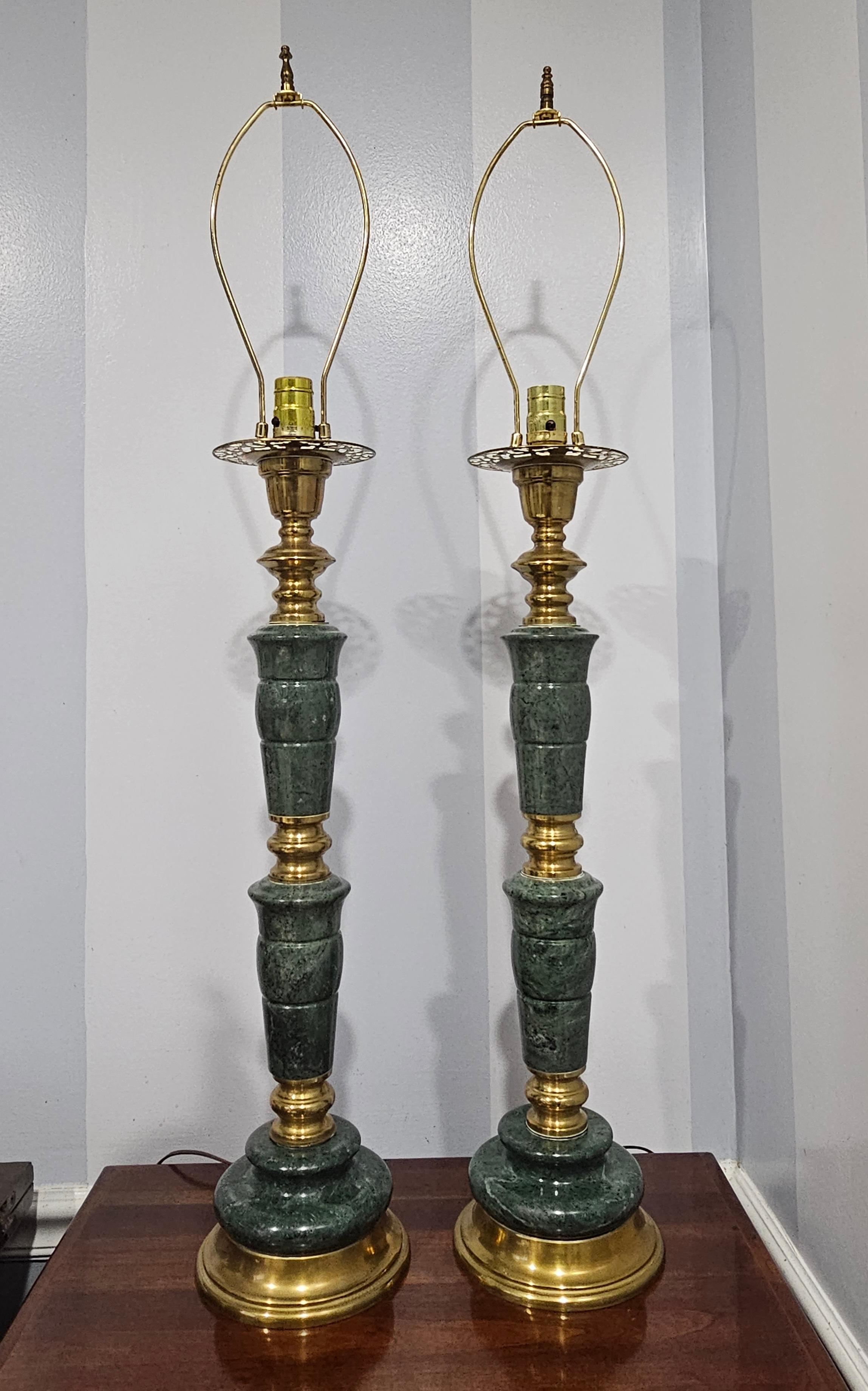 Chinoiseries Paire de lampes de table du milieu du siècle Greene & Greene Asian Style en marbre vert et laiton en vente