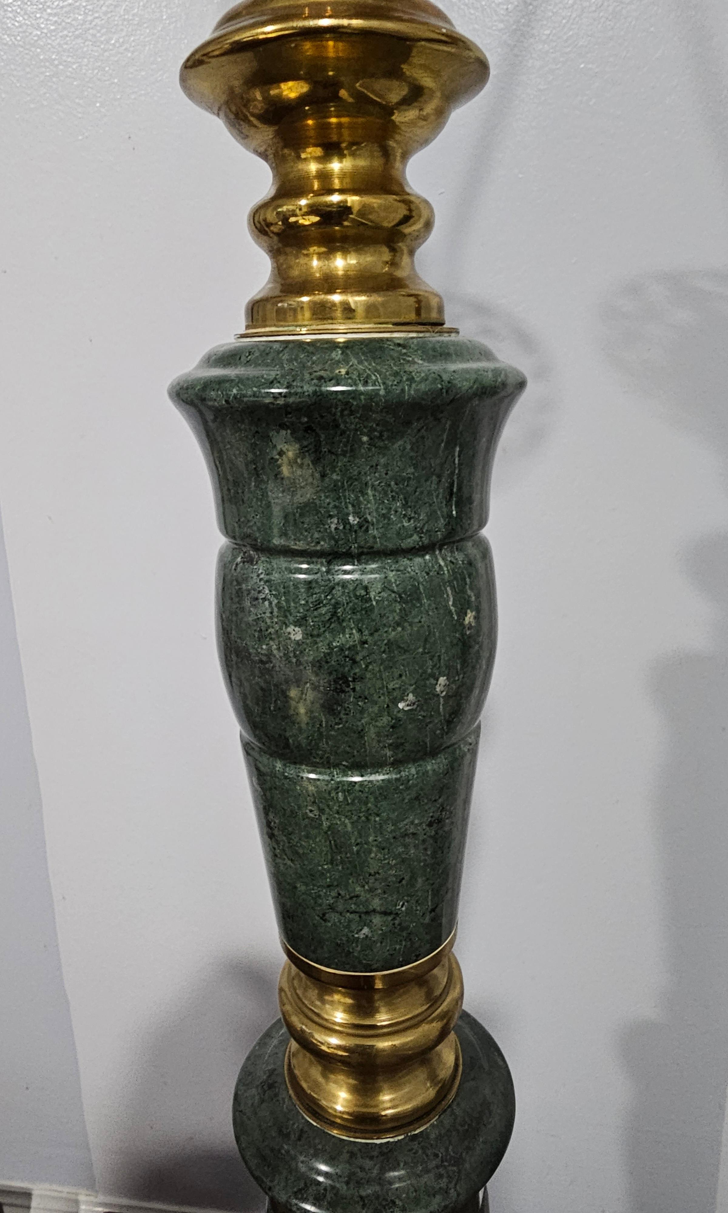 20ième siècle Paire de lampes de table du milieu du siècle Greene & Greene Asian Style en marbre vert et laiton en vente