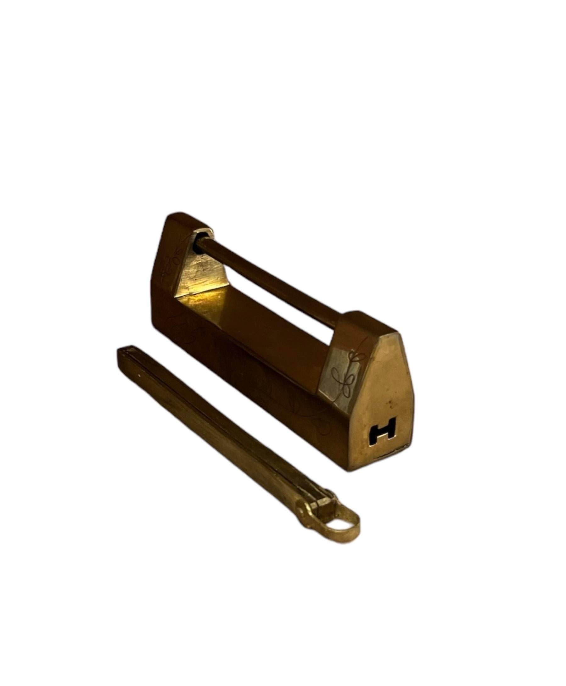 Ti presentiamo una coppia di serrature per mobili in ottone Mastercraft di metà secolo, che incarnano l'eleganza e la funzionalità senza tempo tipiche del design di metà secolo. Questi squisiti lucchetti, realizzati in ottone di alta qualità, sono