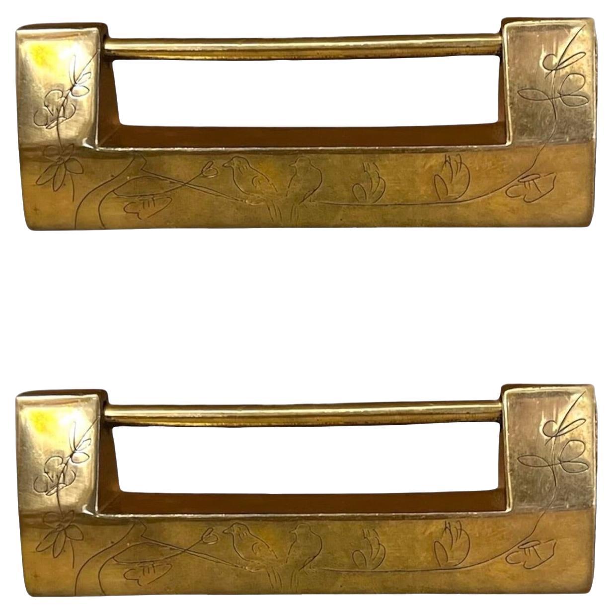Pareja de cerraduras de latón para muebles Mastercraft de mediados de siglo
