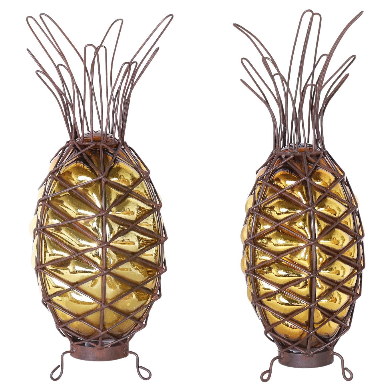 Pareja de piñas de metal y cristal de mediados de siglo