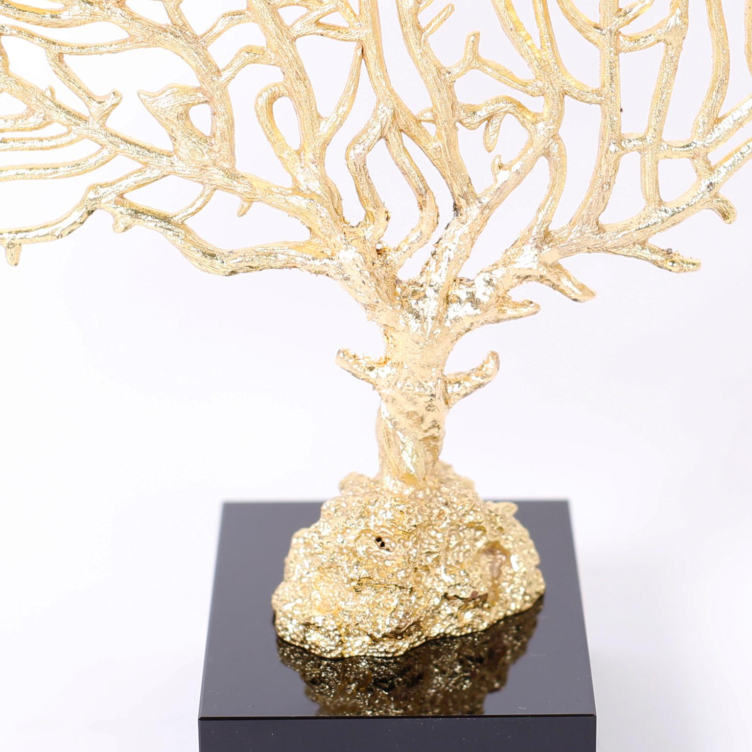 Feuille d'or Paire de sculptures d'éventail de mer en métal du milieu du siècle en vente