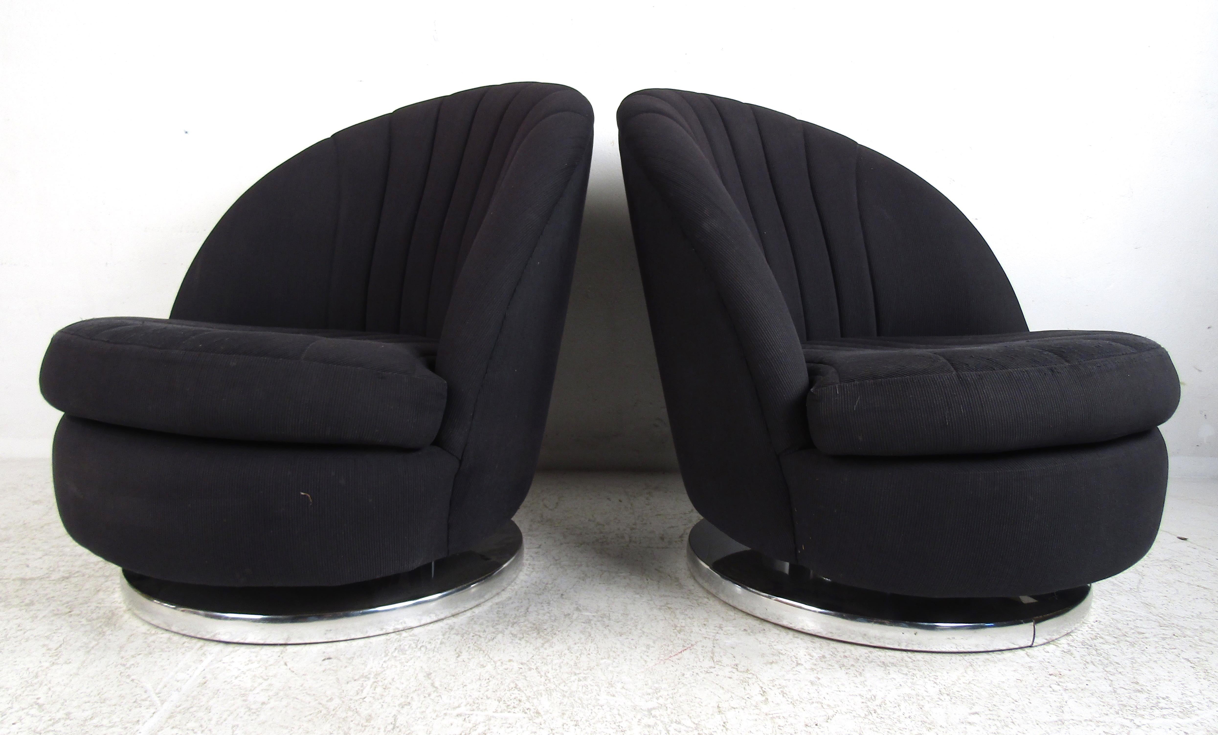 Mid-Century Modern Paire de chaises longues pivotantes en coquille de palourde Milo Baughman du milieu du siècle dernier en vente
