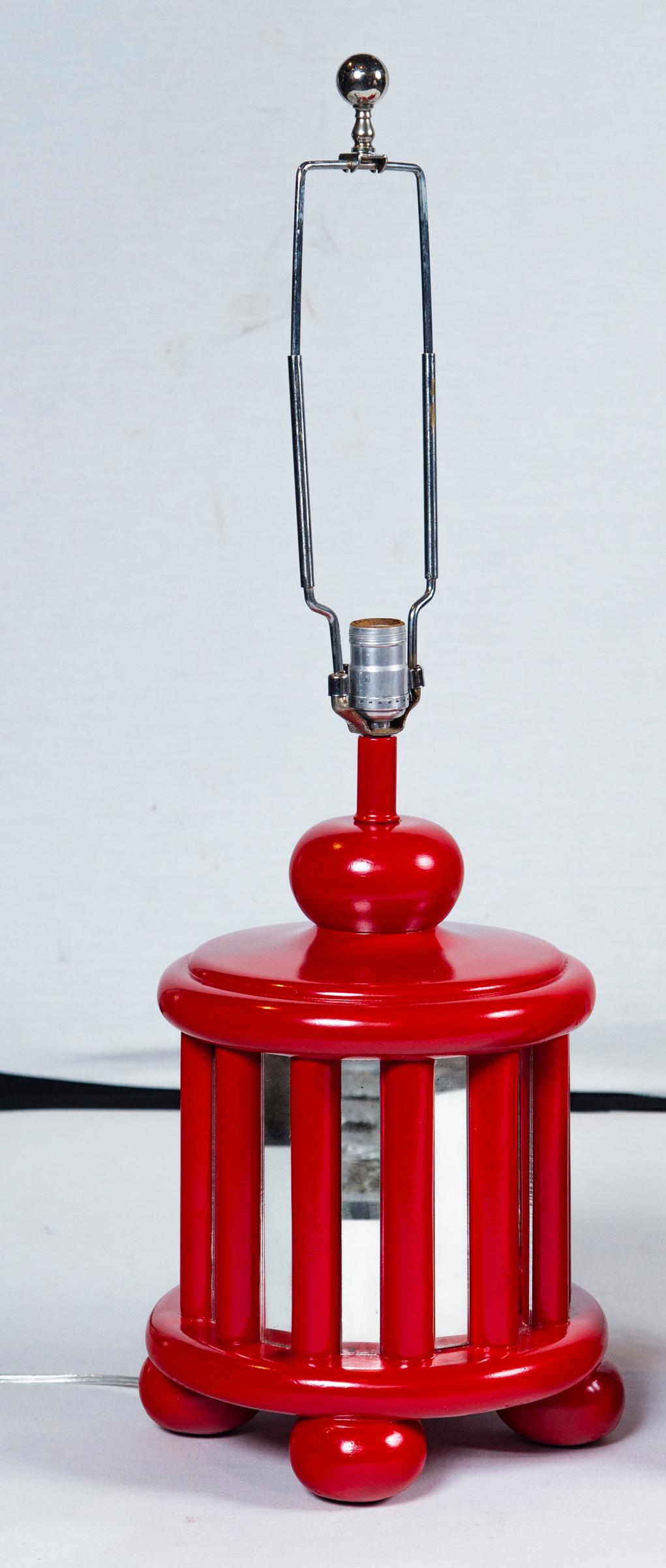 Paar verspiegelte rote Lampen aus der Mitte des Jahrhunderts (amerikanisch) im Angebot