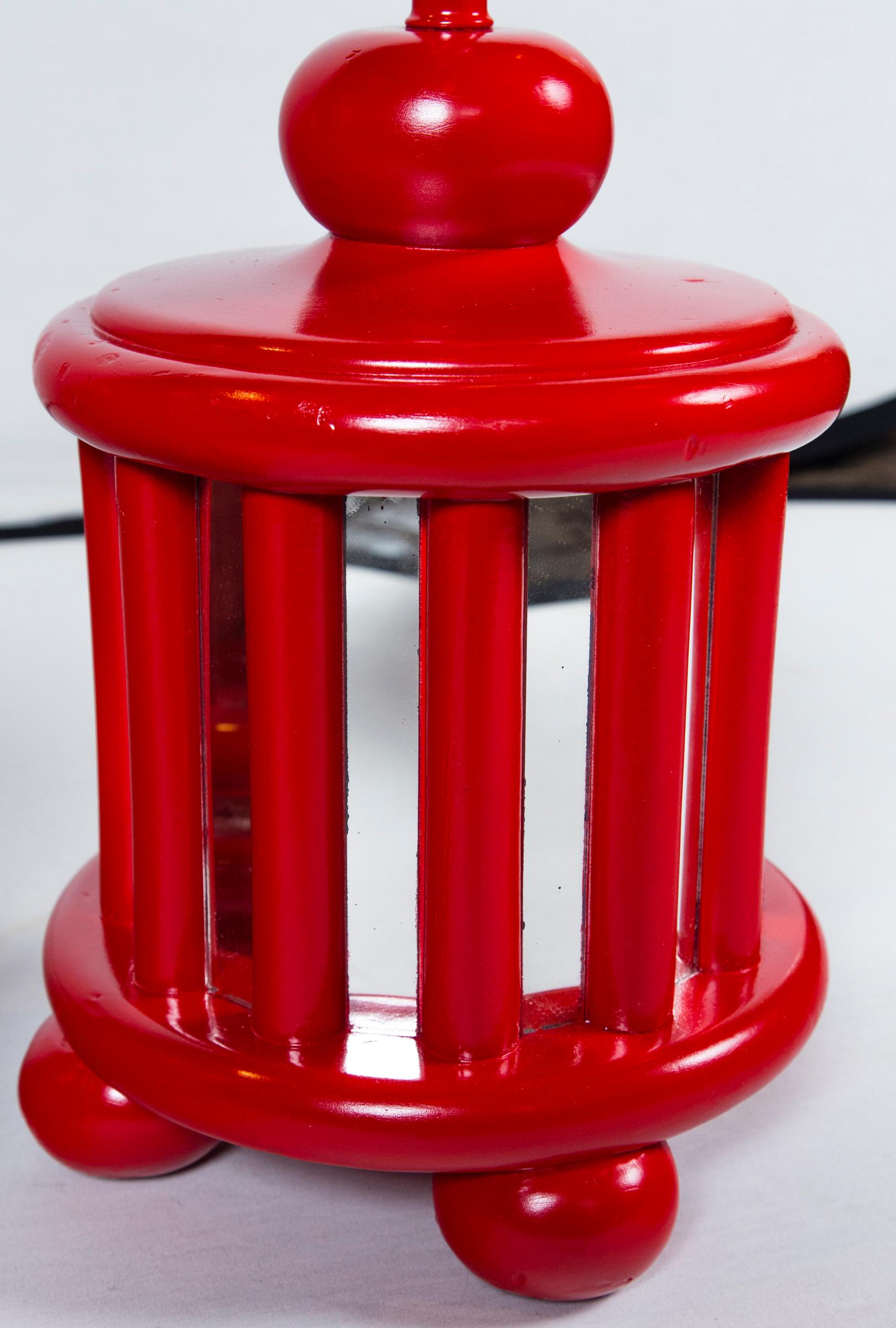 Paar verspiegelte rote Lampen aus der Mitte des Jahrhunderts (Spiegel) im Angebot