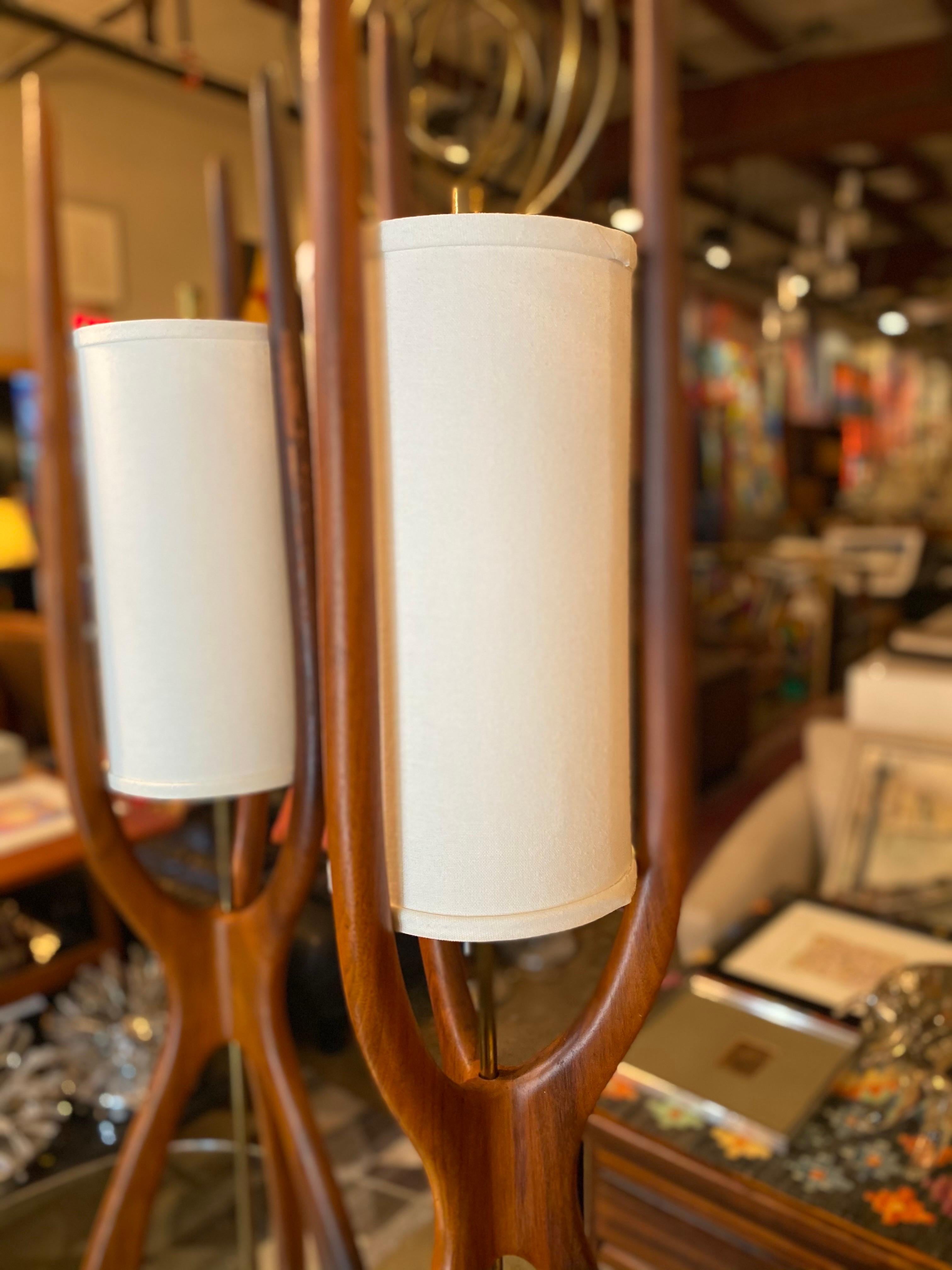 Beautiful pair of mid-century modern table lamps by Modeline features a great sculptural base made of teak. The shades are brand new and both vintage table lamps are in great overall condition.  

40.25