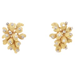 Coppia di orecchini a fiore stilizzati in oro 18 carati e diamanti della linea Mid-Century Modern
