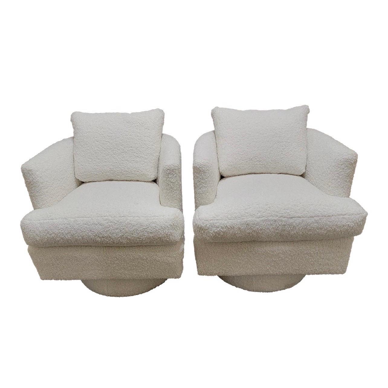 Elégante paire de fauteuils pivotants rares du milieu du siècle de Drexel Furniture qui viennent d'être retapissés en tissu bouclé blanc.  Notez la hauteur de l'assise de la chaise qui est un peu plus haute que celle de votre chaise MCM normale pour