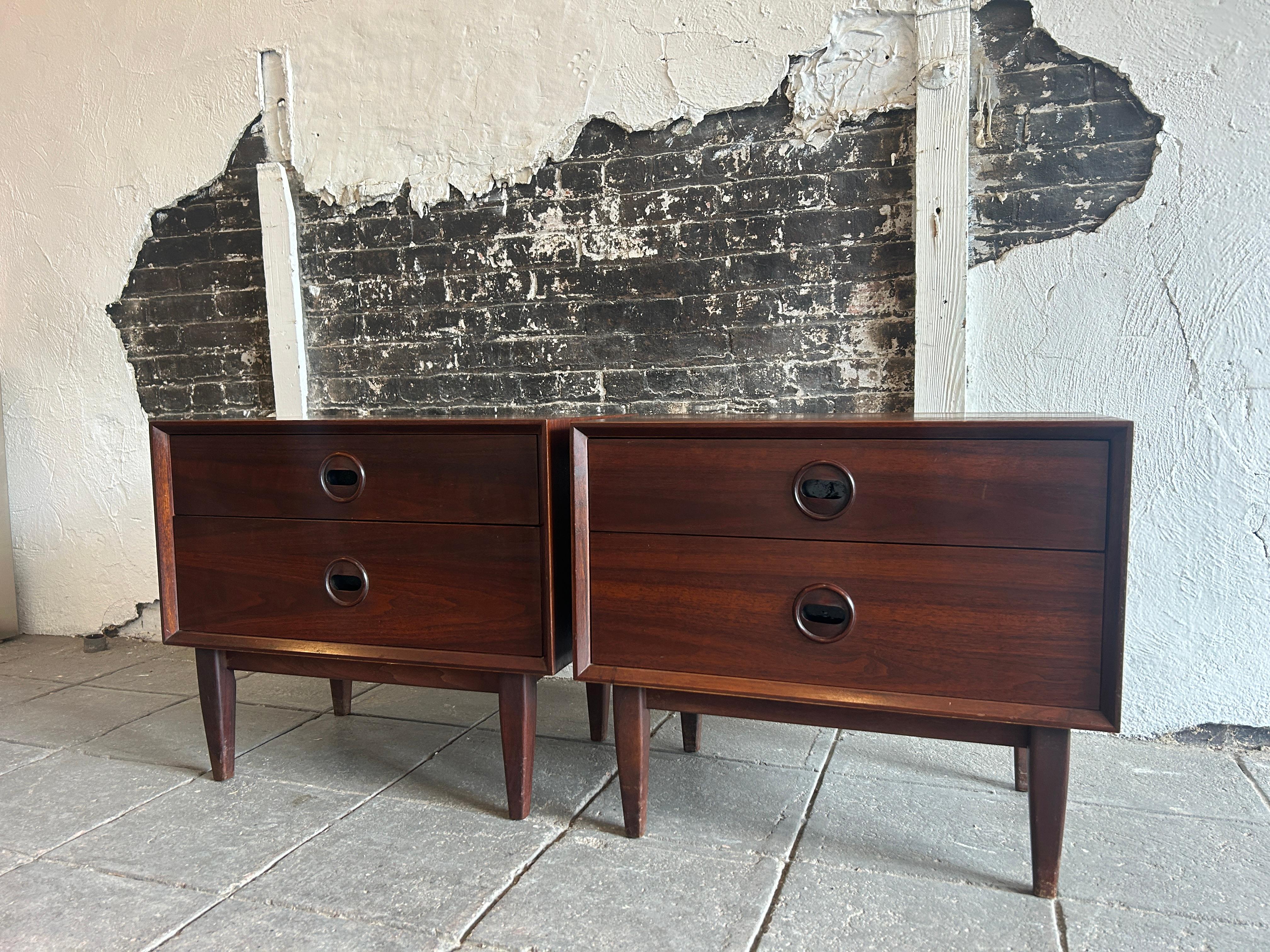 Mid-Century Modern Pair of mid century modern 2 drawer walnut nightstands with carved handles  For Sale