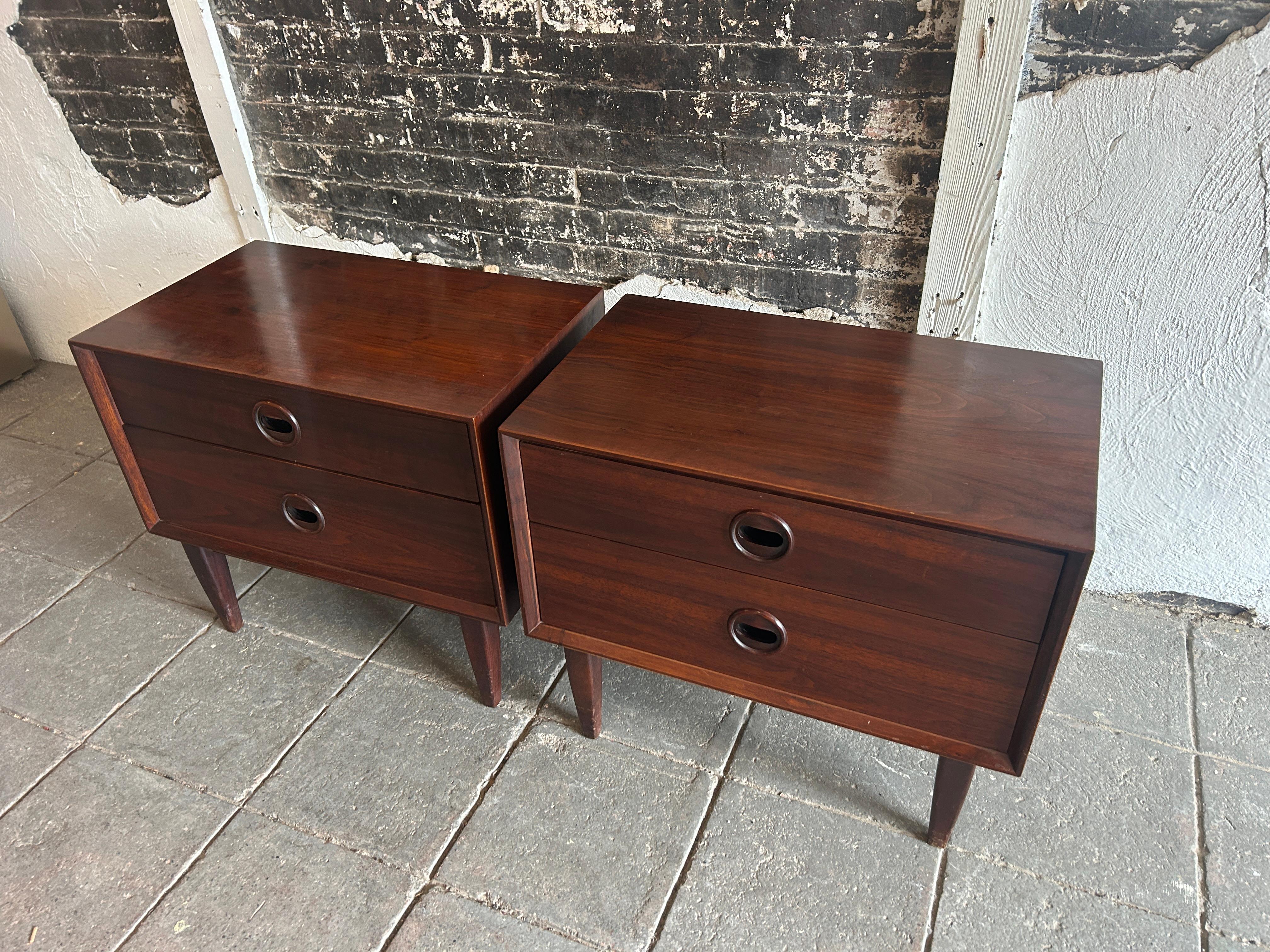 American Pair of mid century modern 2 drawer walnut nightstands with carved handles  For Sale