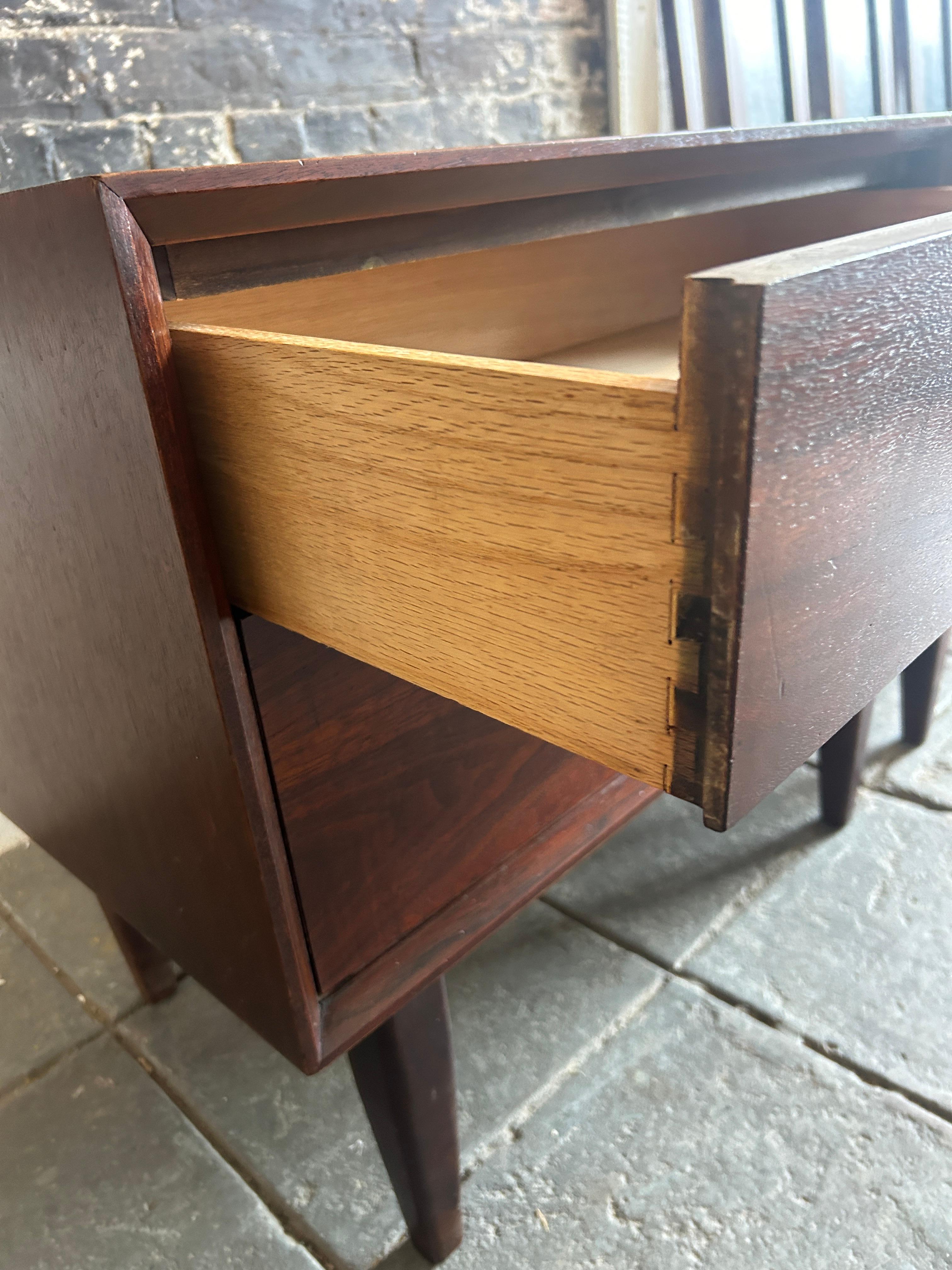 Pair of mid century modern 2 drawer walnut nightstands with carved handles  In Good Condition For Sale In BROOKLYN, NY