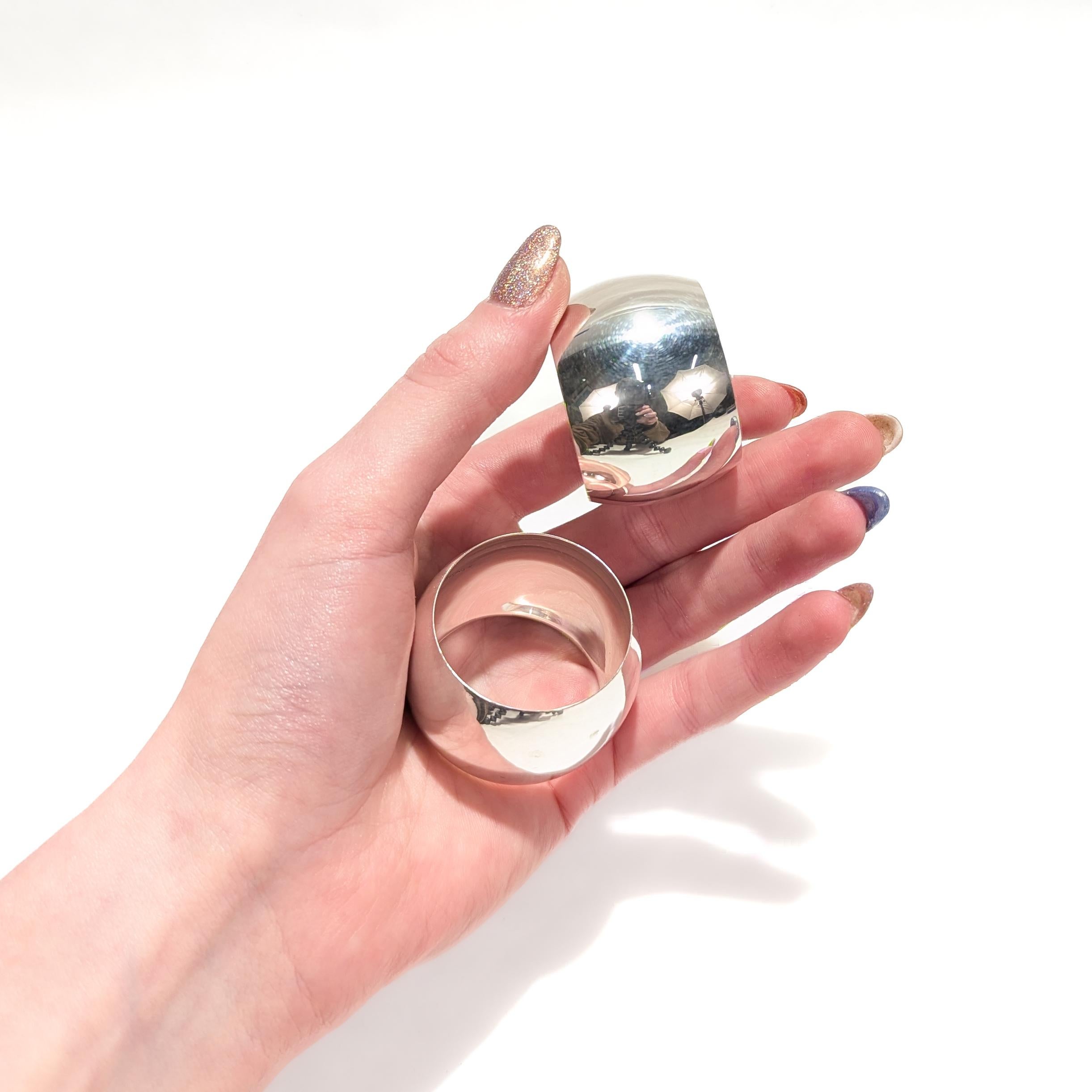 Una bella coppia di portatovaglioli in argento.

In argento sterling fine .970.

Ognuno di essi ha una forma arrotondata e convessa.

All'interno di ognuno di essi c'è il marchio Sterling / .970.

Una coppia di portatovaglioli semplicemente