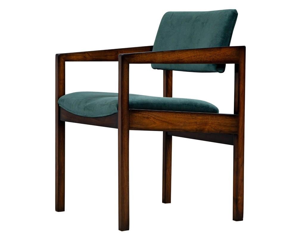 Pair of Mid-Century Modern Accent Armchairs For Sale 1