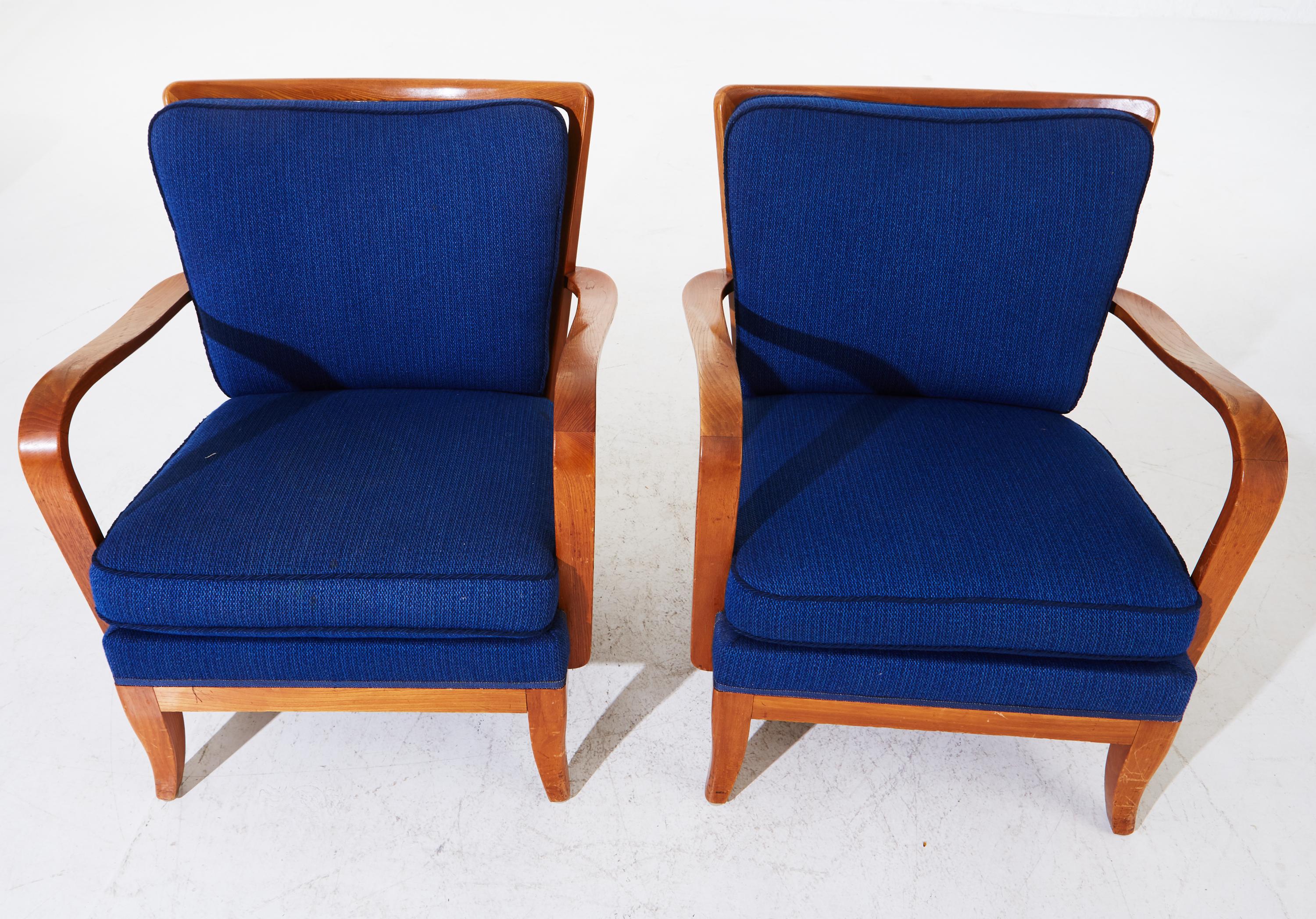 1 pair of Mid-Century Modern accent chairs lounge chairs
frame in elm wood, loose cushions upholstered in blue textile. Lovely examples with great lines.