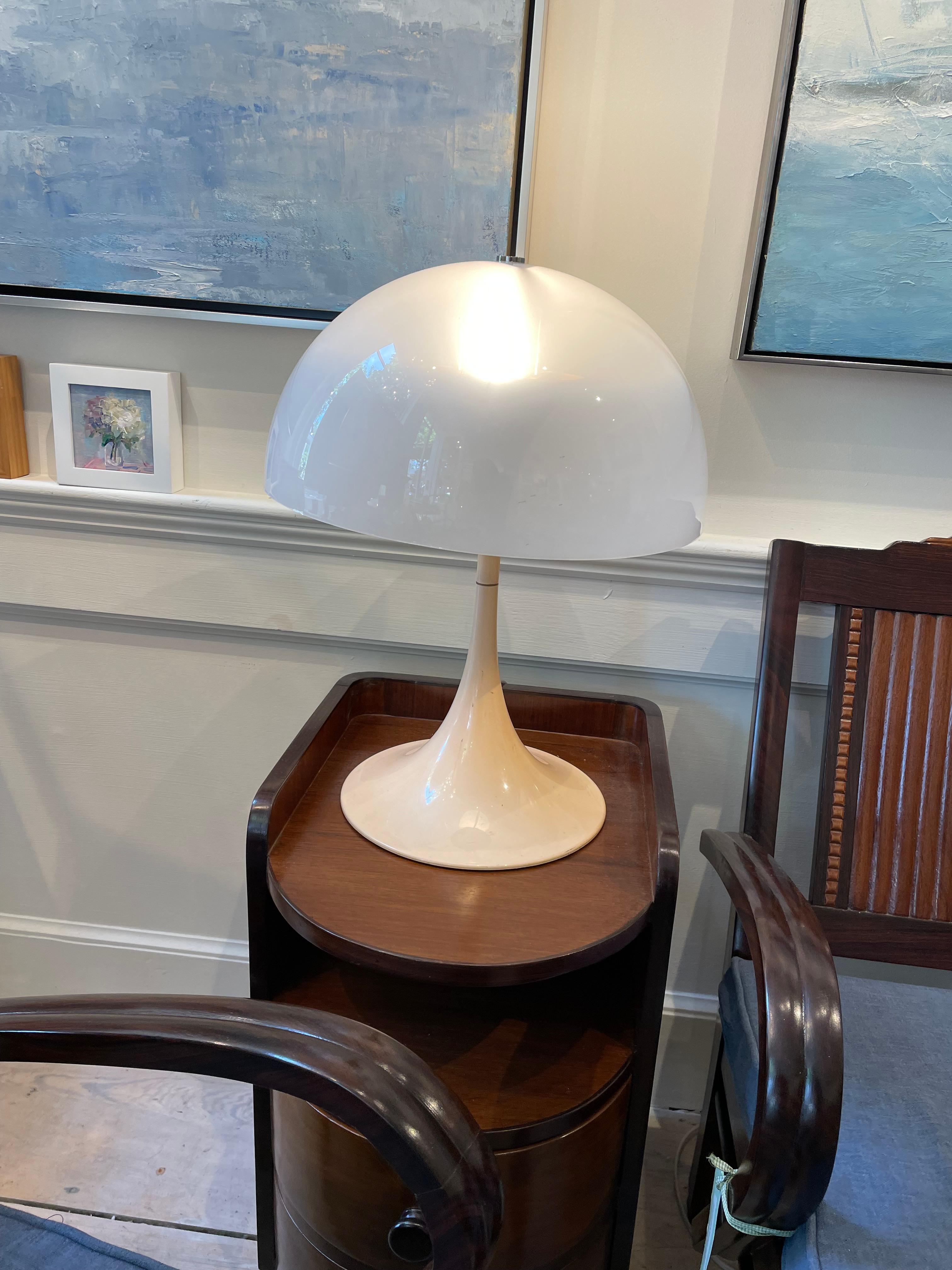 Pair of Mid-Century Modern Acrylic Tulip Base Table Lamps by Louis Paulsen For Sale 2