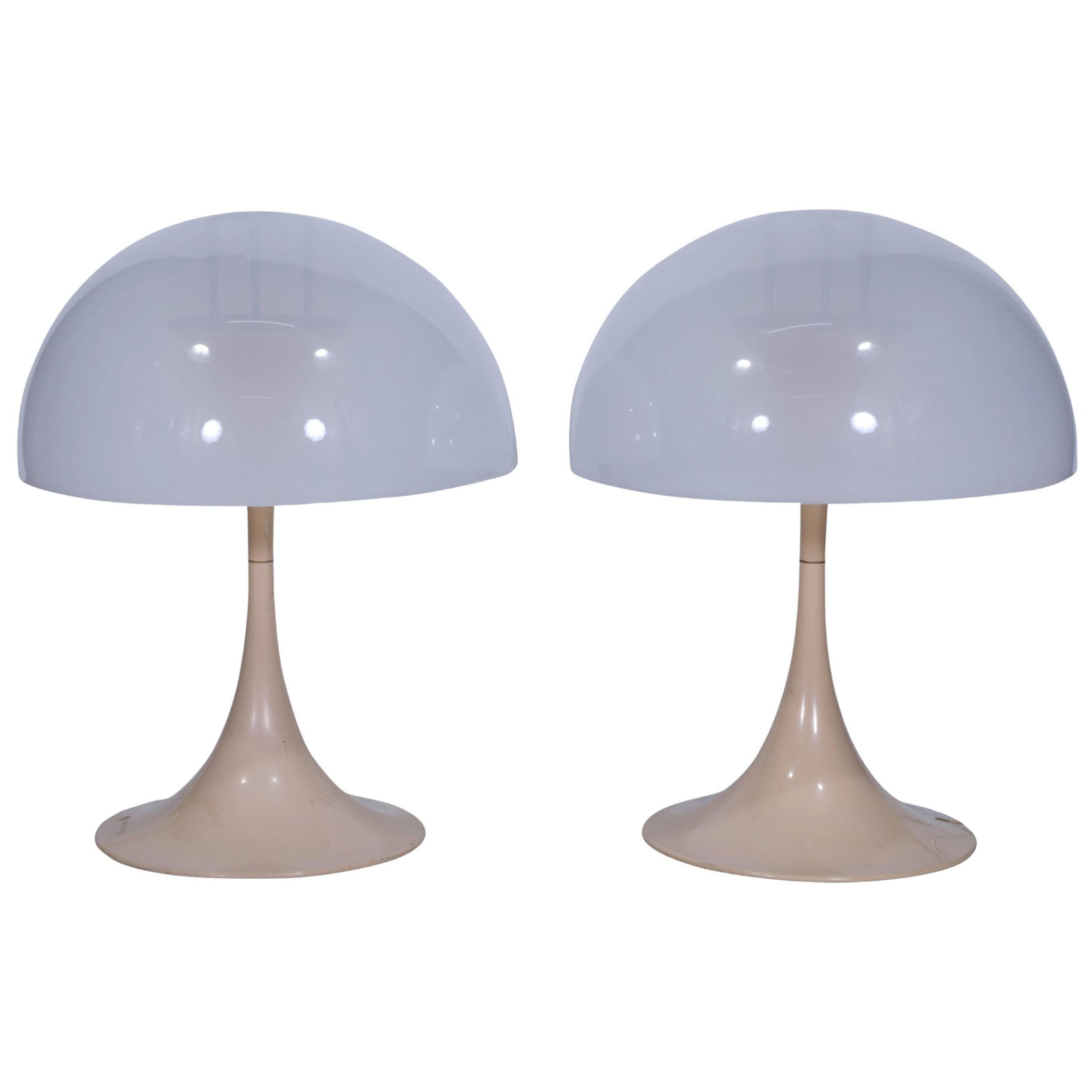 Paar moderne Acryl-Tischlampen mit Tulpenfuß aus der Mitte des Jahrhunderts von Louis Paulsen im Angebot