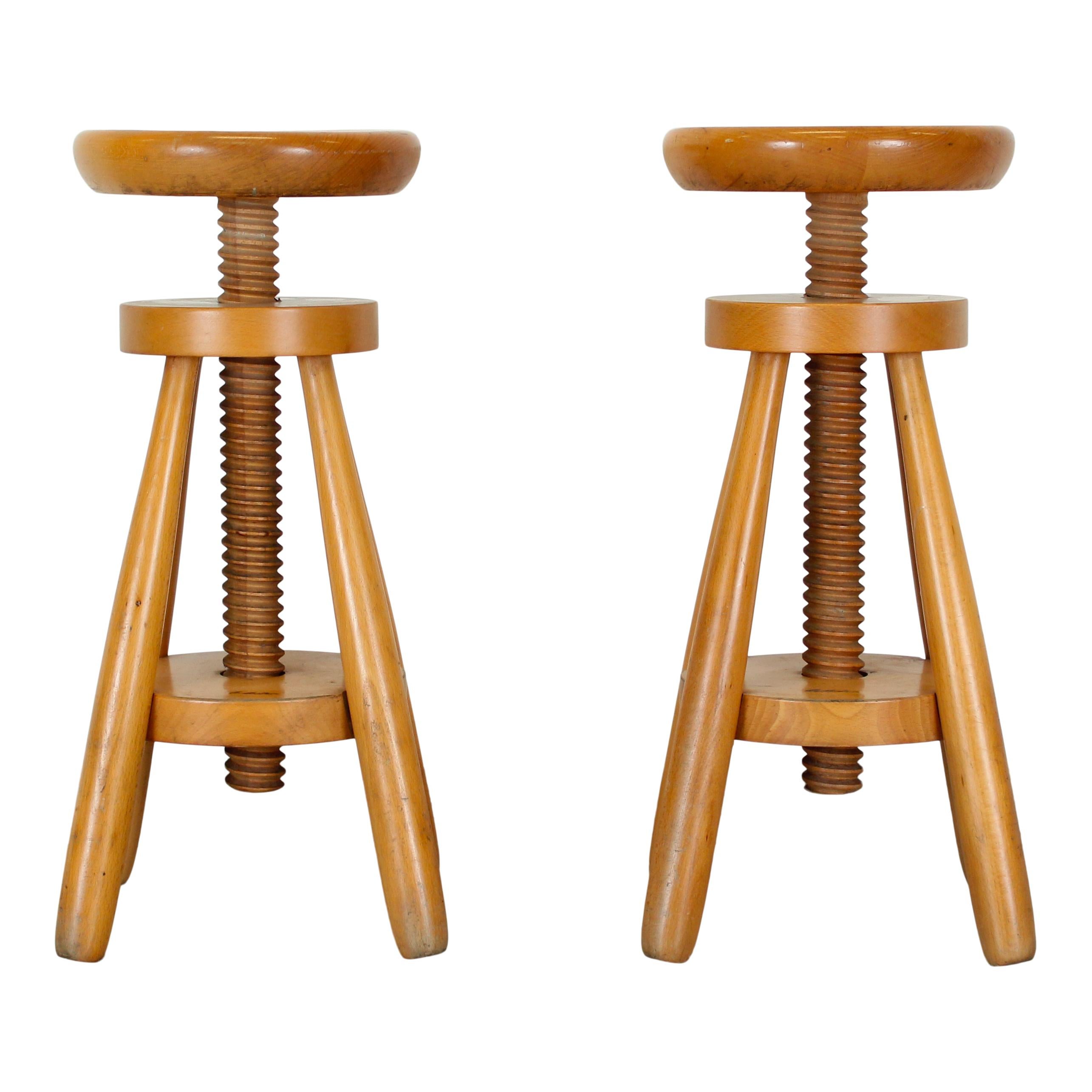 Paire de tabourets à vis en sapin, réglables et pivotants, Italie, années 1960.

Ces tabourets sculpturaux en bois sont fabriqués en sapin massif et sont dotés d'un mécanisme à vis central qui permet de régler facilement la hauteur de l'assise. Leur