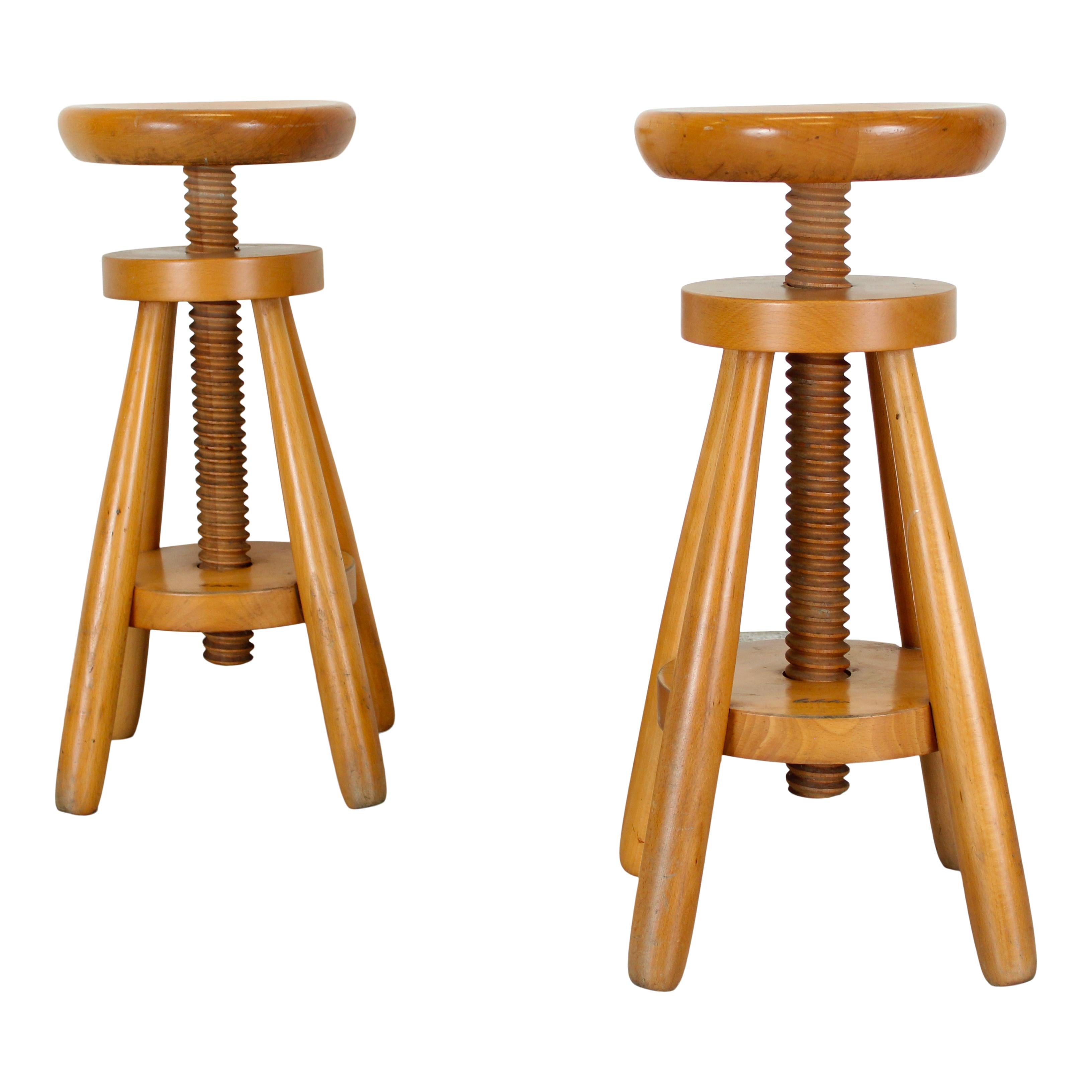 Mid-Century Modern Paire de tabourets à vis en sapin pivotants et réglables, Italie, années 1960 en vente