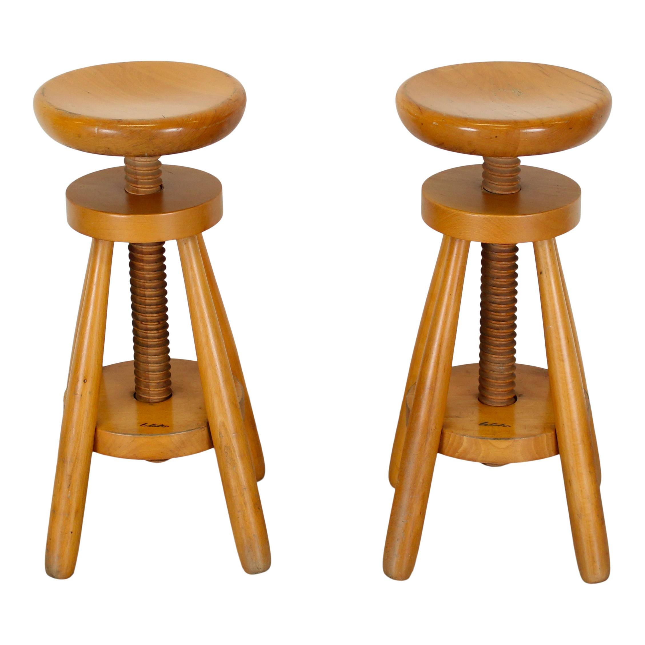 italien Paire de tabourets à vis en sapin pivotants et réglables, Italie, années 1960 en vente