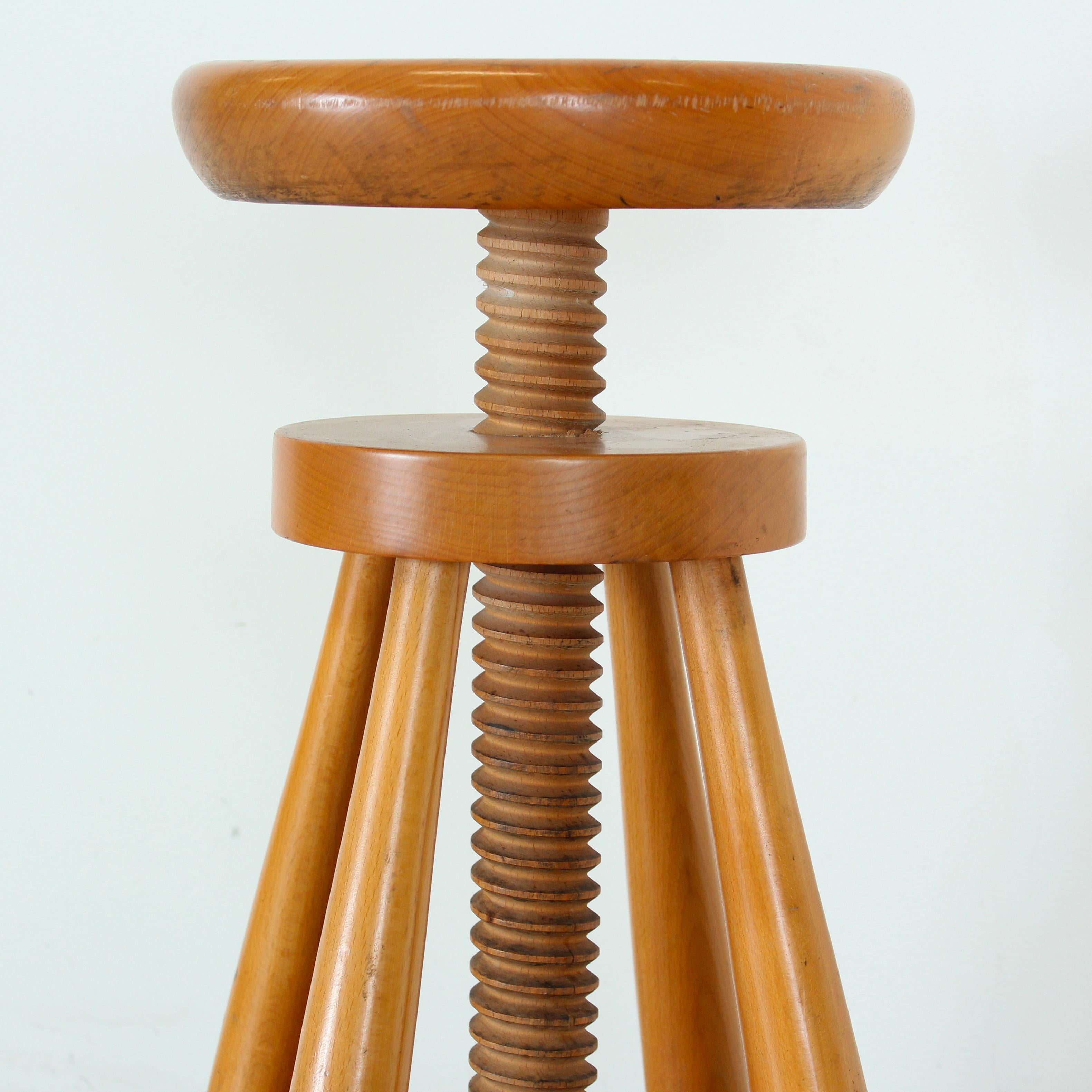Paire de tabourets à vis en sapin pivotants et réglables, Italie, années 1960 en vente 1