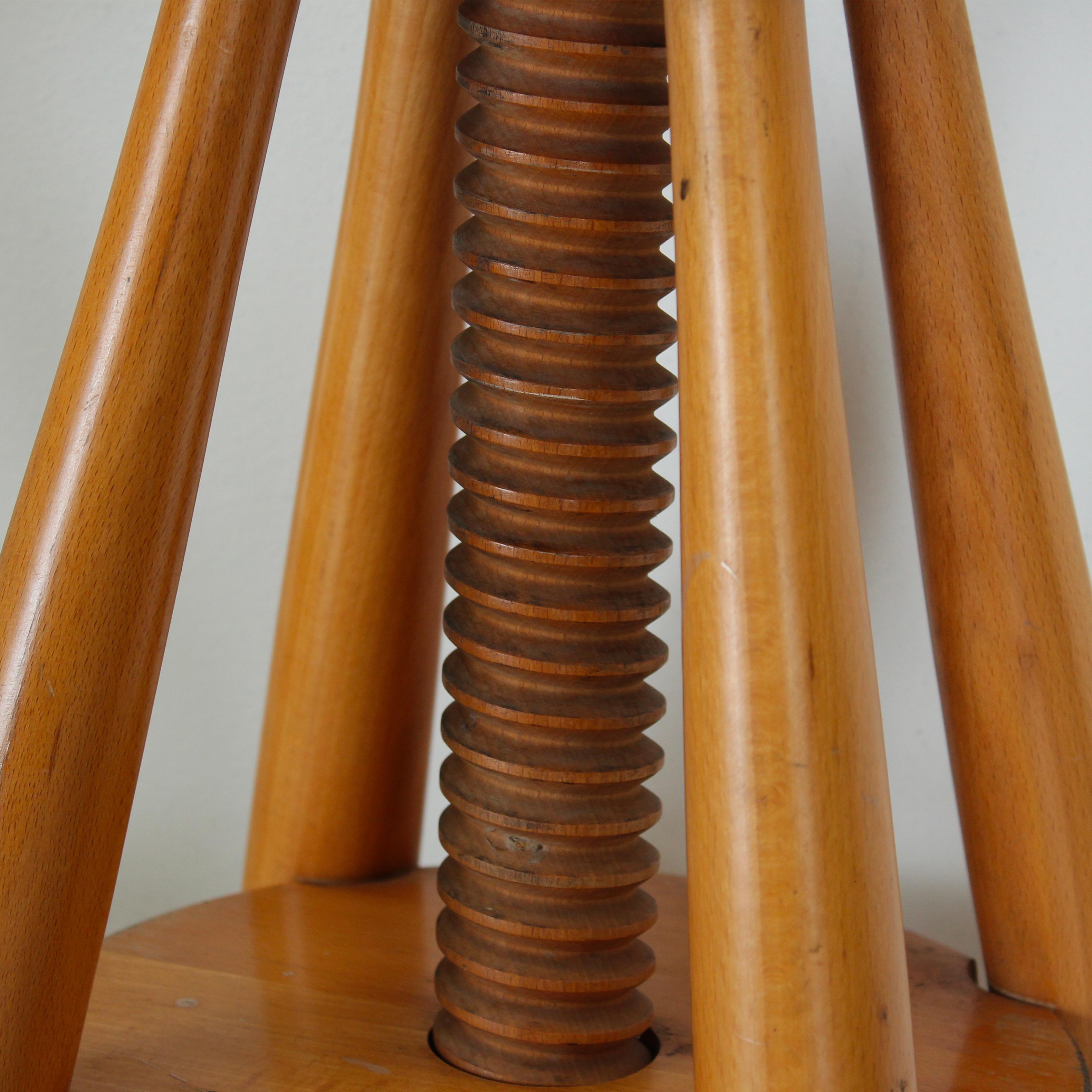 Paire de tabourets à vis en sapin pivotants et réglables, Italie, années 1960 en vente 2
