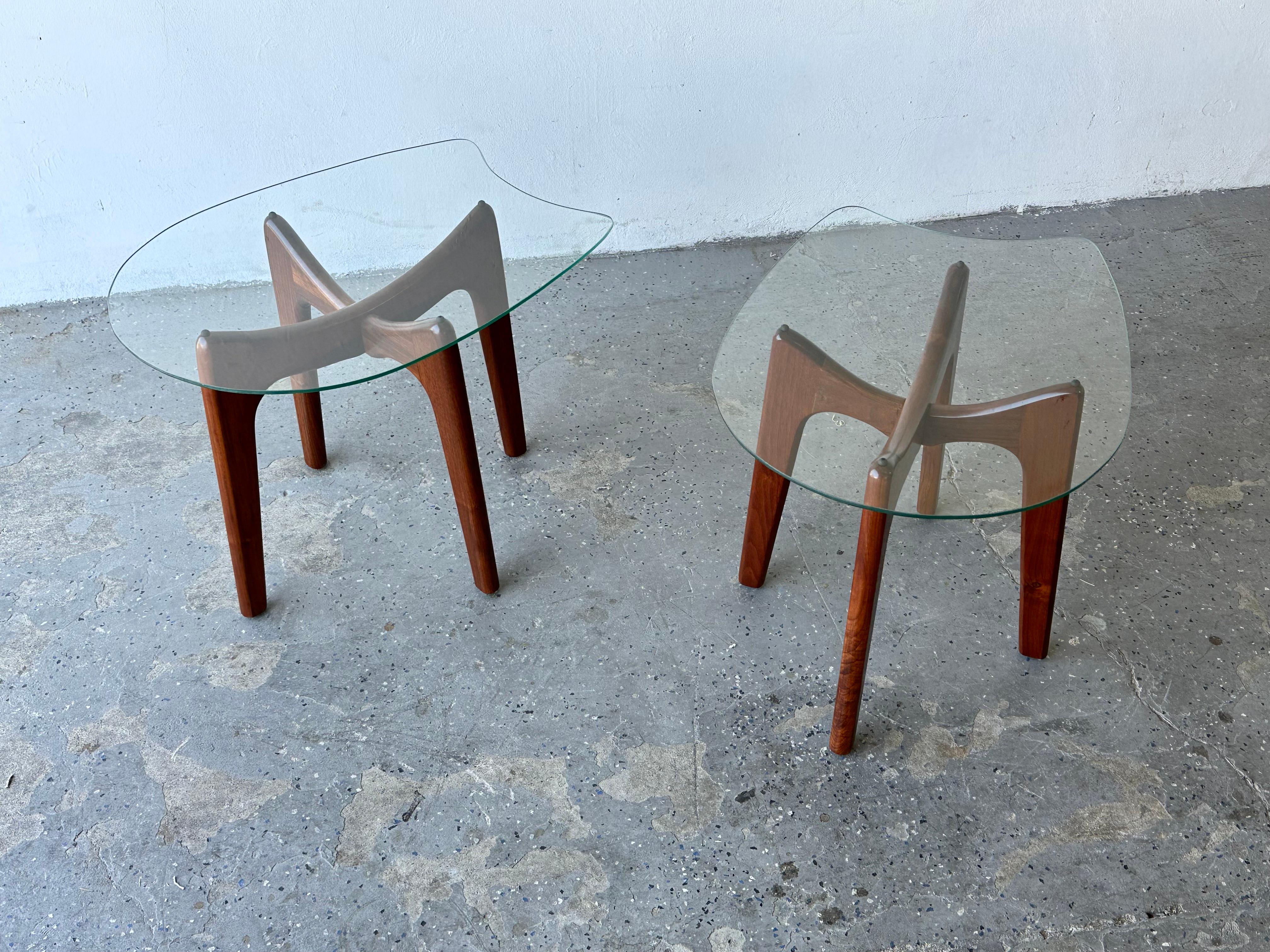 Pair of Mid-Century Modern Adrian Pearsall Stingray Glass Top End Tables


Offered is a pair of Mid-Century Modern 