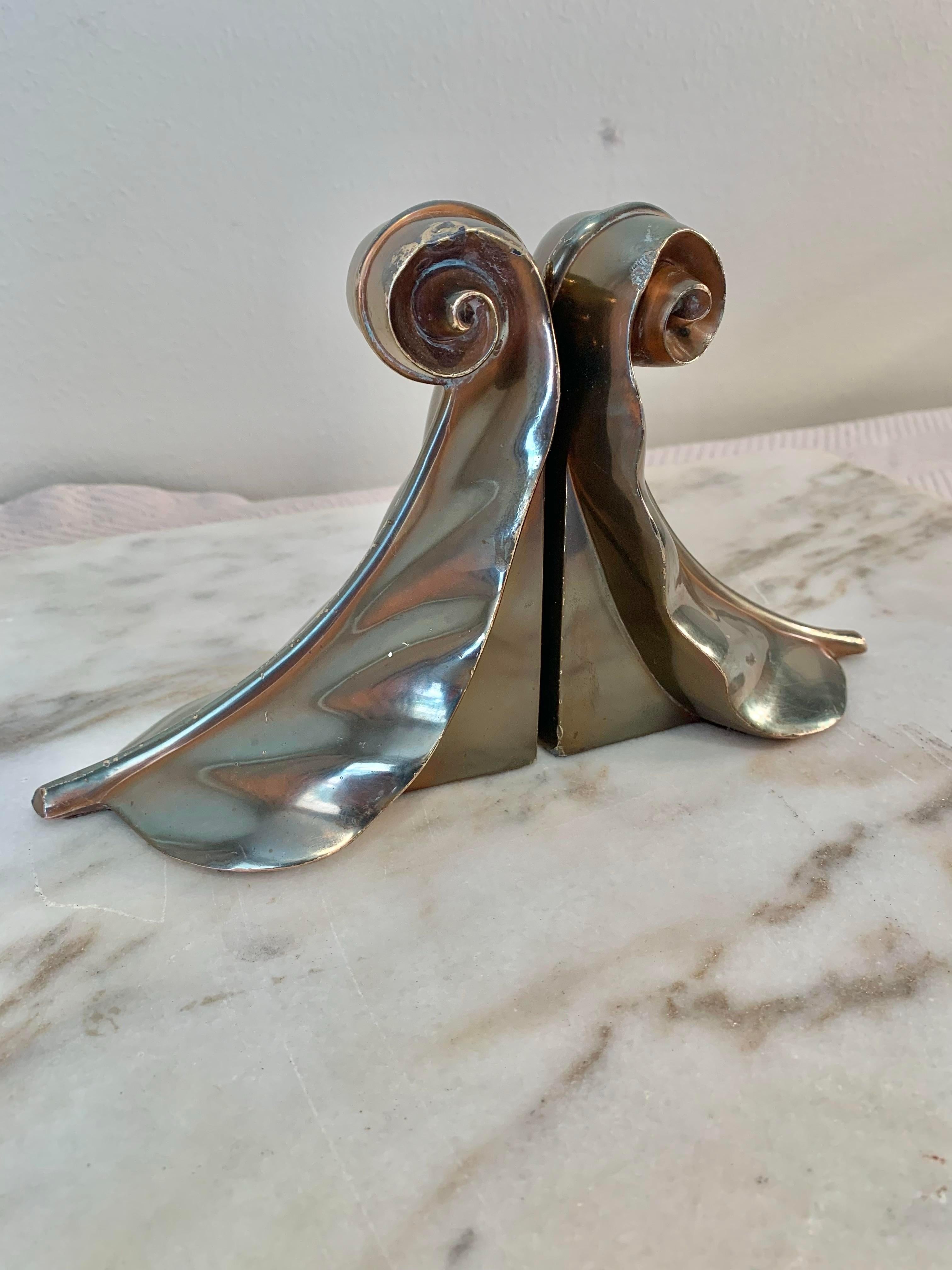 Pair of Mid Century Modern Aged Brass Acanthus Leaf Scroll Bookends In Good Condition In Burton, TX