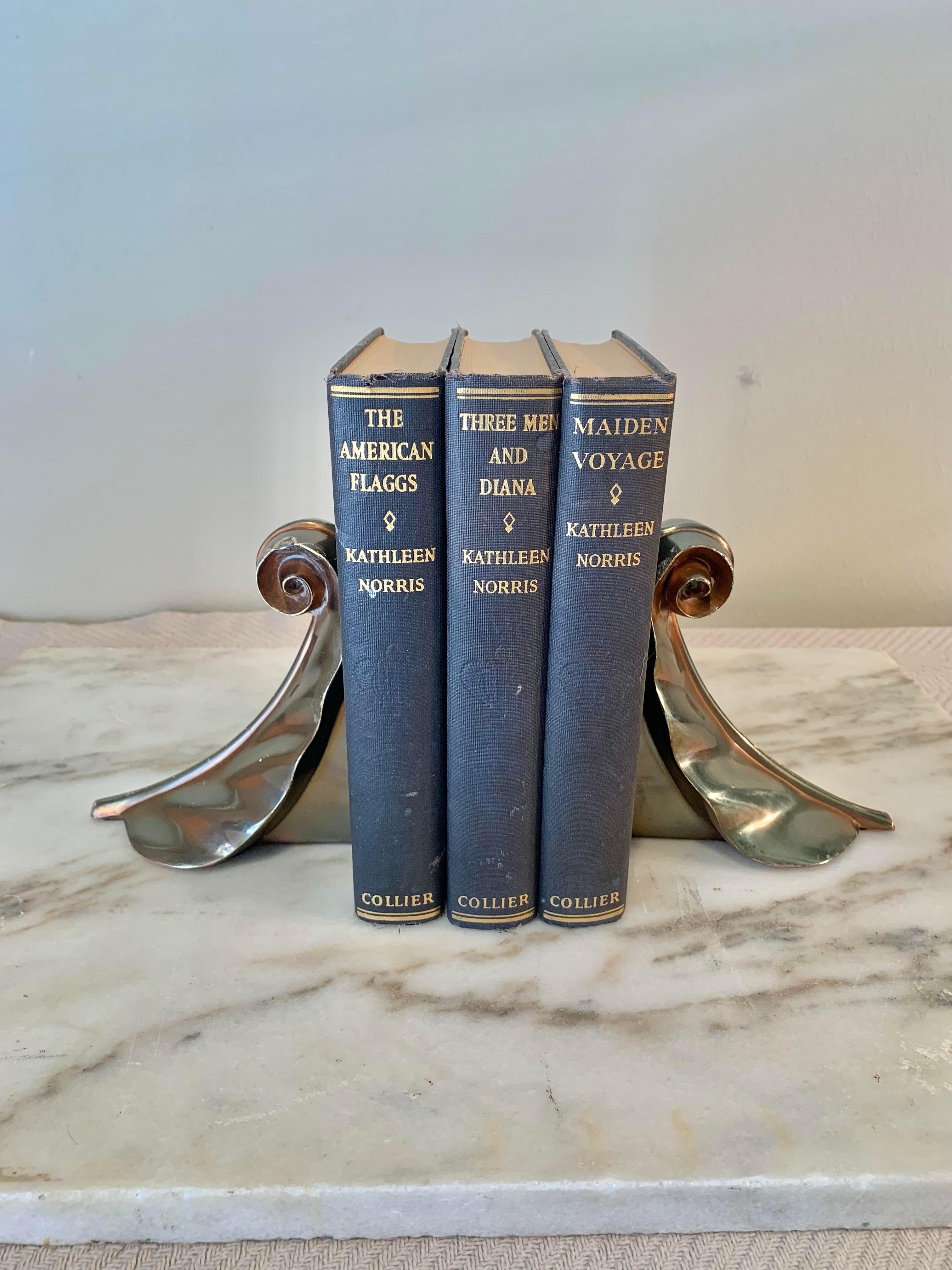 Pair of Mid Century Modern Aged Brass Acanthus Leaf Scroll Bookends 4