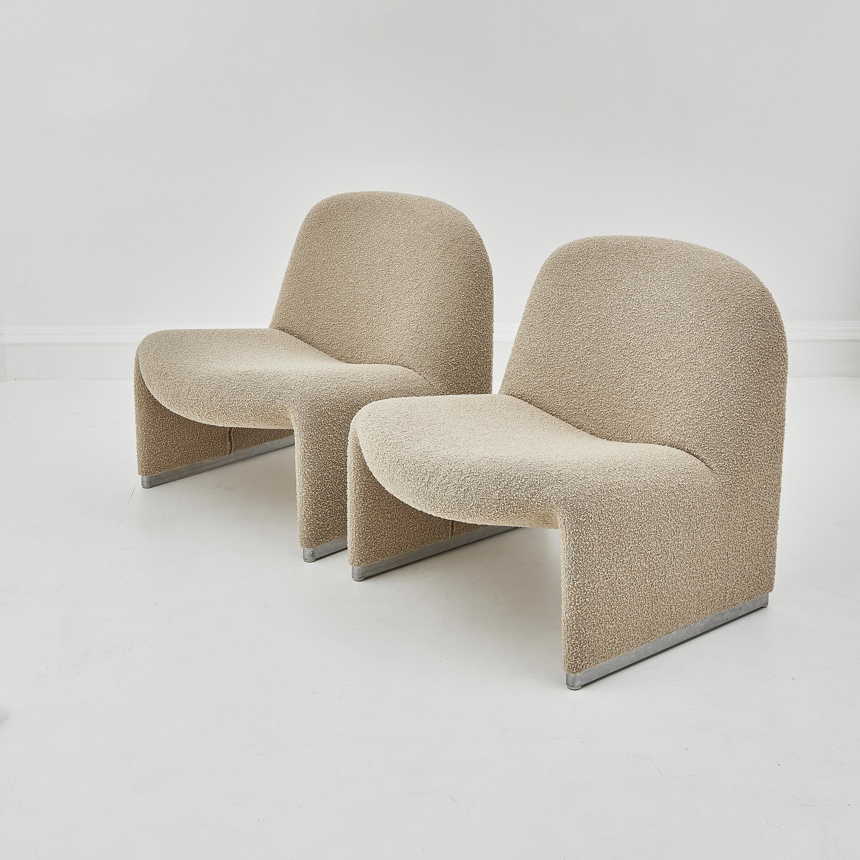 Paire de chaises longues en boucle Alky, conçues par Giancarlo Piretti dans les années 1960 / 1970. 

Piretti était connu pour son approche innovante de son métier. Il a créé la chaise Alky en accordant une grande attention à son design ergonomique