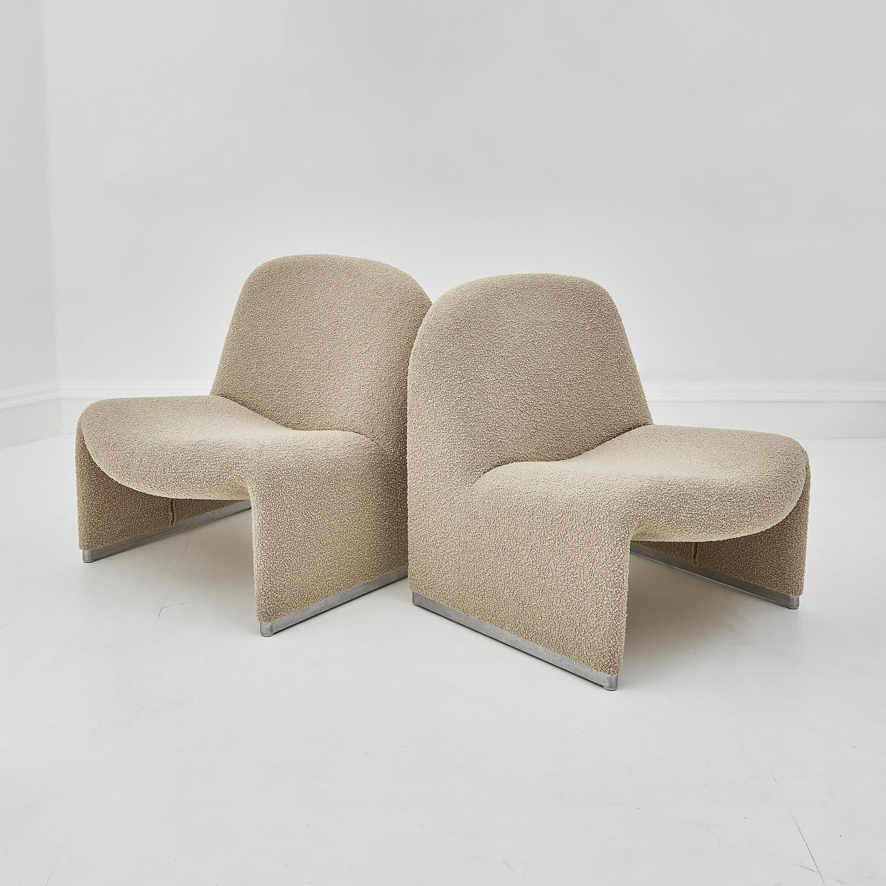 Mid-Century Modern Paire de chaises longues The Moderns en bouclé par Giancarlo Piretti en vente