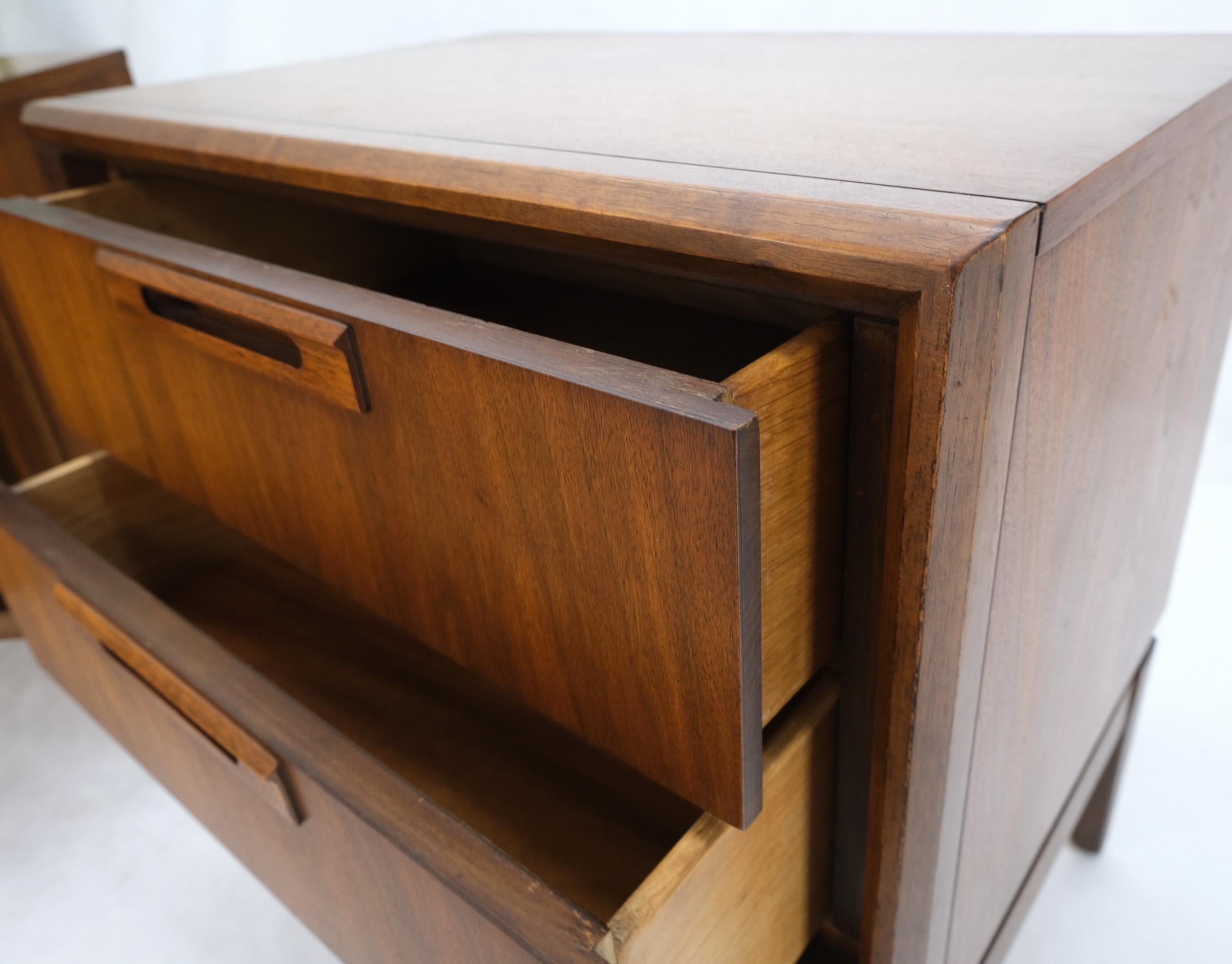 20th Century Pair of Mid-Century Modern American Walnut Two Drawers Night Stands End Tables