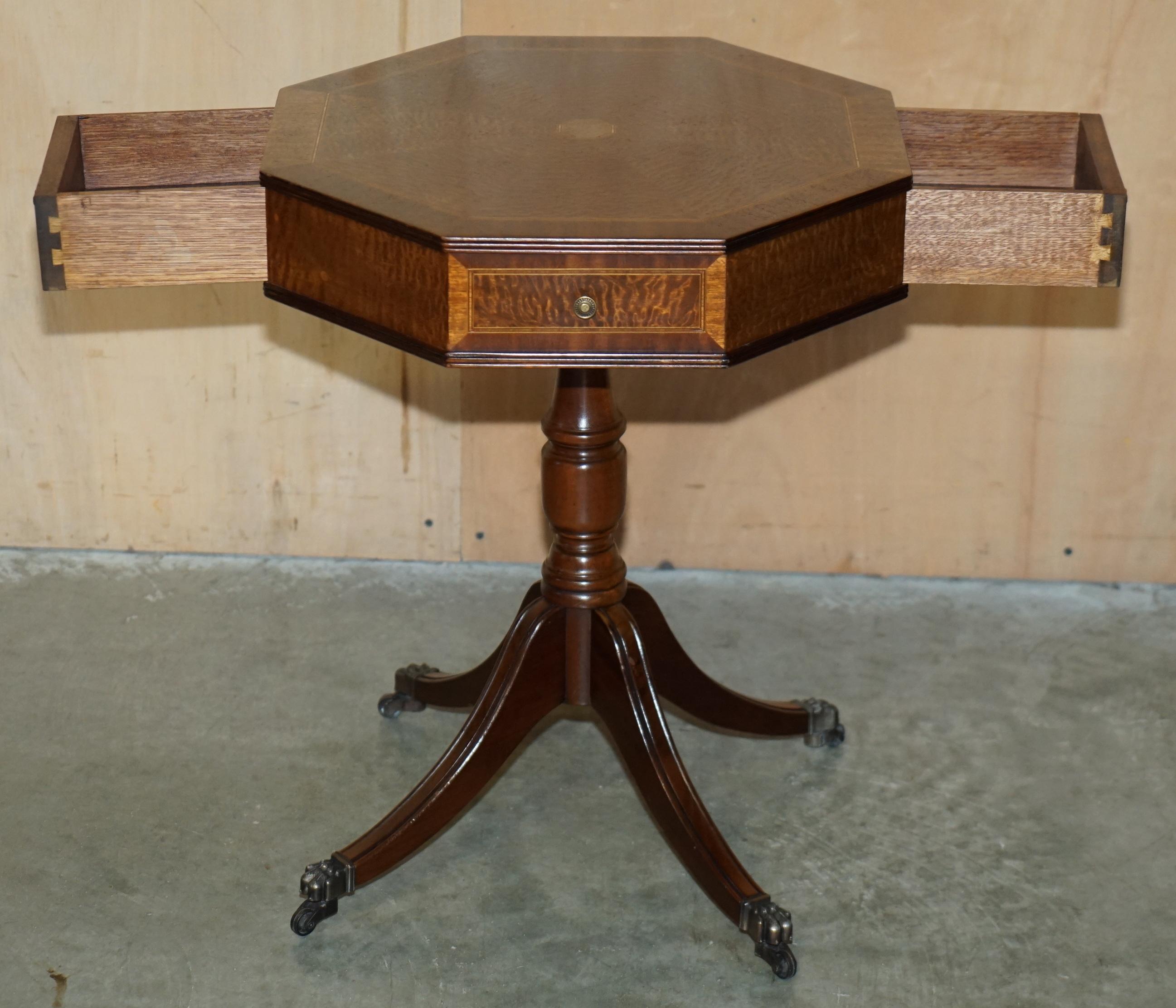 PAR DE MESA DE VINO CON LÁMPARA LATERAL DE ROBLE DE MEDIO SIGLO MODERNO ANDREW THOMPSON BURR en venta 4